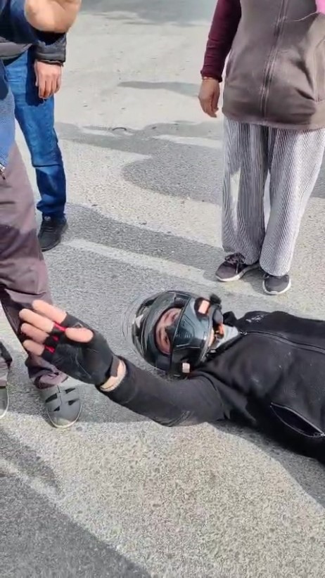 Acı Içinde Olmasına Rağmen Küçük Çocuğu Sakinleştirdi Motosiklet Sürücüsünün Hikayesi Yürekleri Isıttı (5)