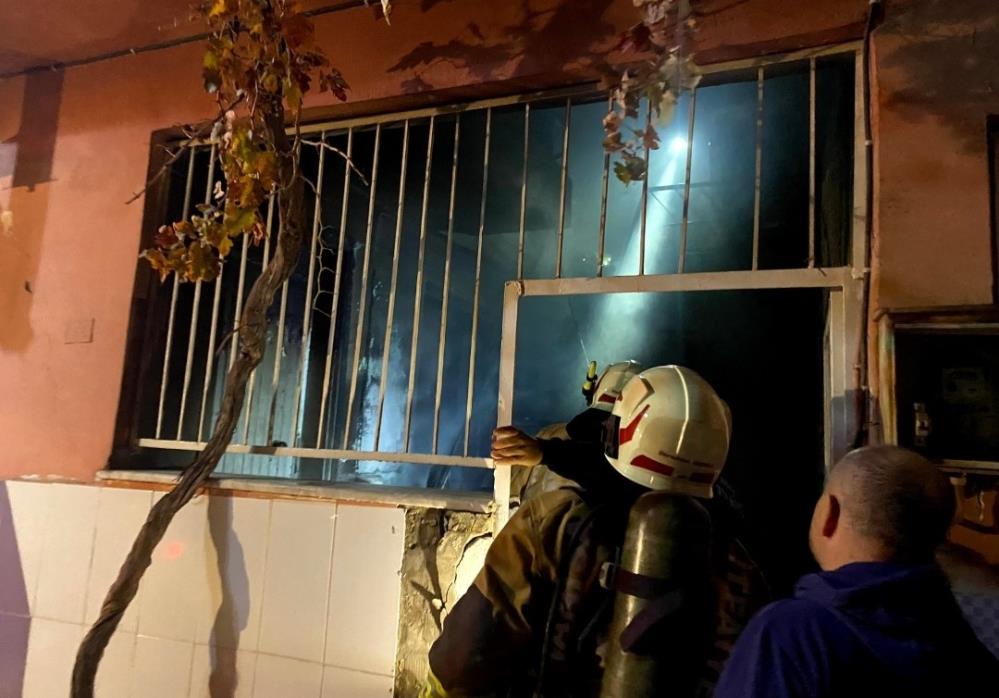 Alaşehir’de Ev Yangını Komşuların Hızlı Müdahalesiyle Büyümeden Söndürüldü (4)