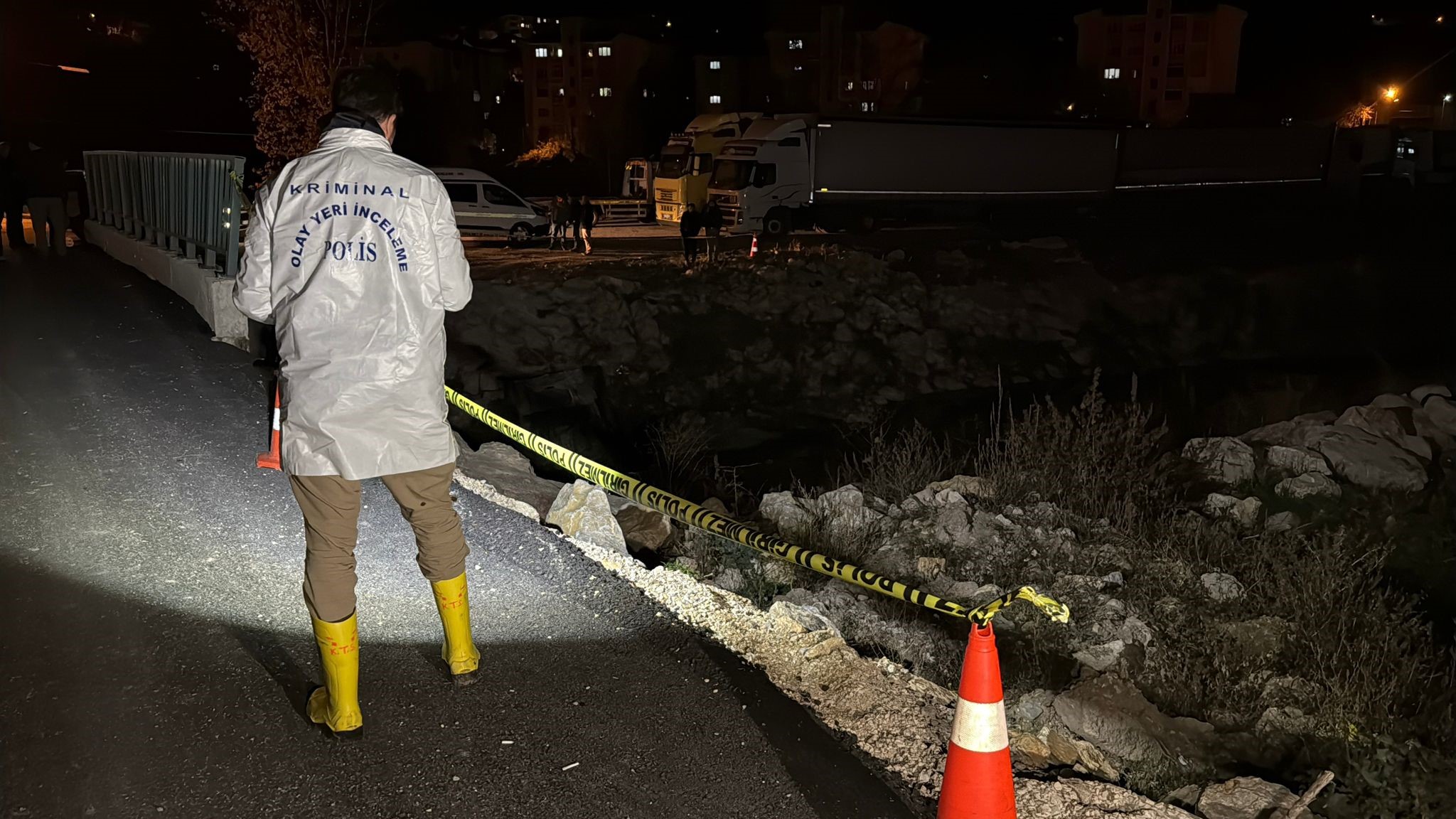 Alkollü Sürücü Köprüden Dereye Uçtu! Yolcu Olay Yerinde Can Verdi, Sürücü Yaralı (3)
