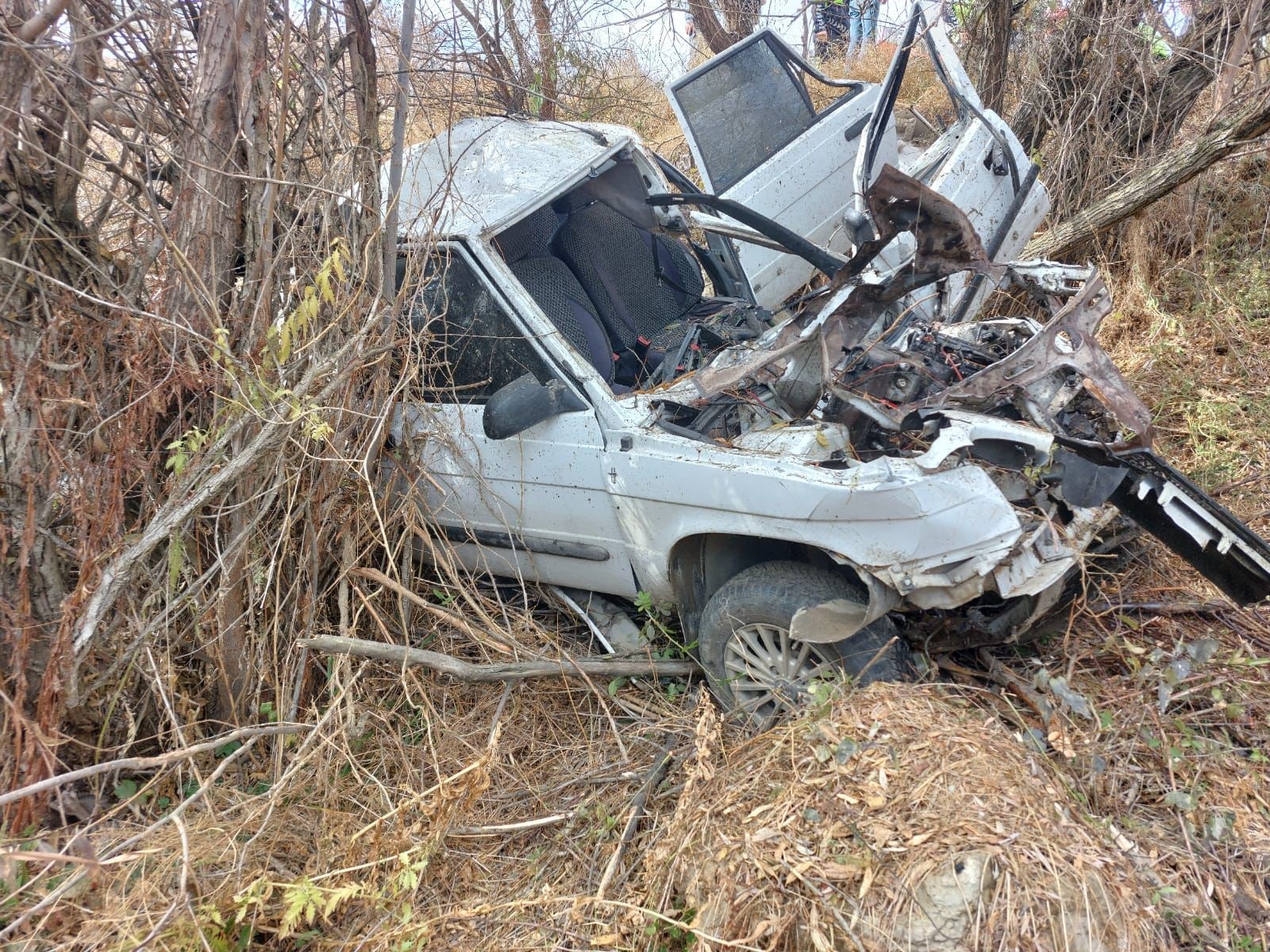Anne Oğulun Yolculuğu Faciayla Bitti! Uçuruma Yuvarlanan Otomobilde Can Pazarı (5)