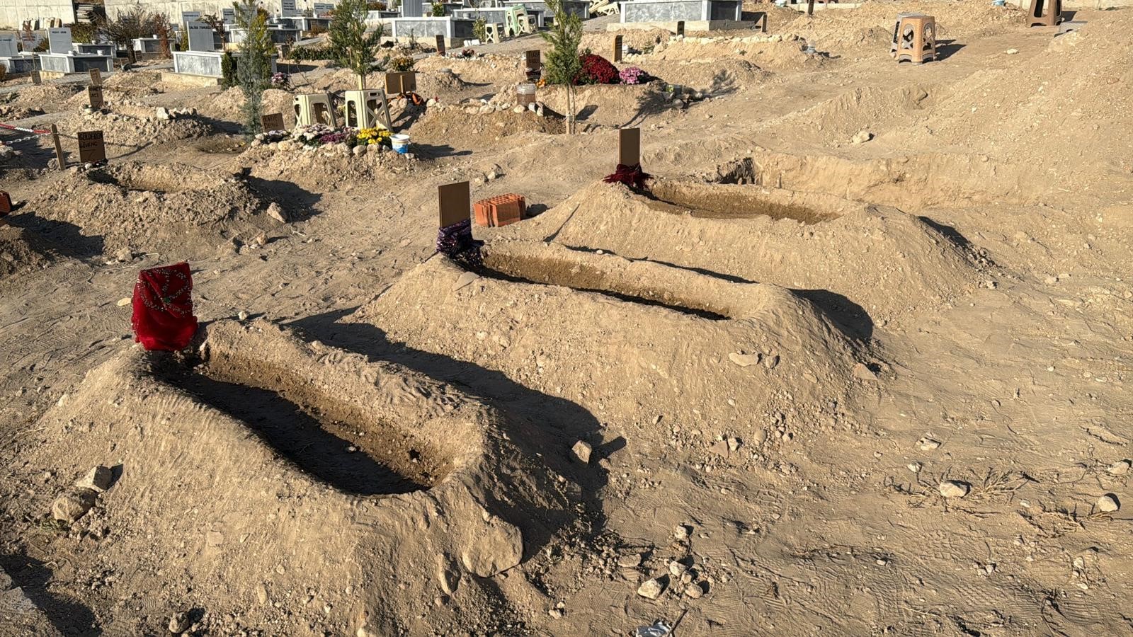 Anne Ve Çocukların Ardından Baba Da Can Verdi Mezarlıkta Yürek Yakan Görüntü (2)