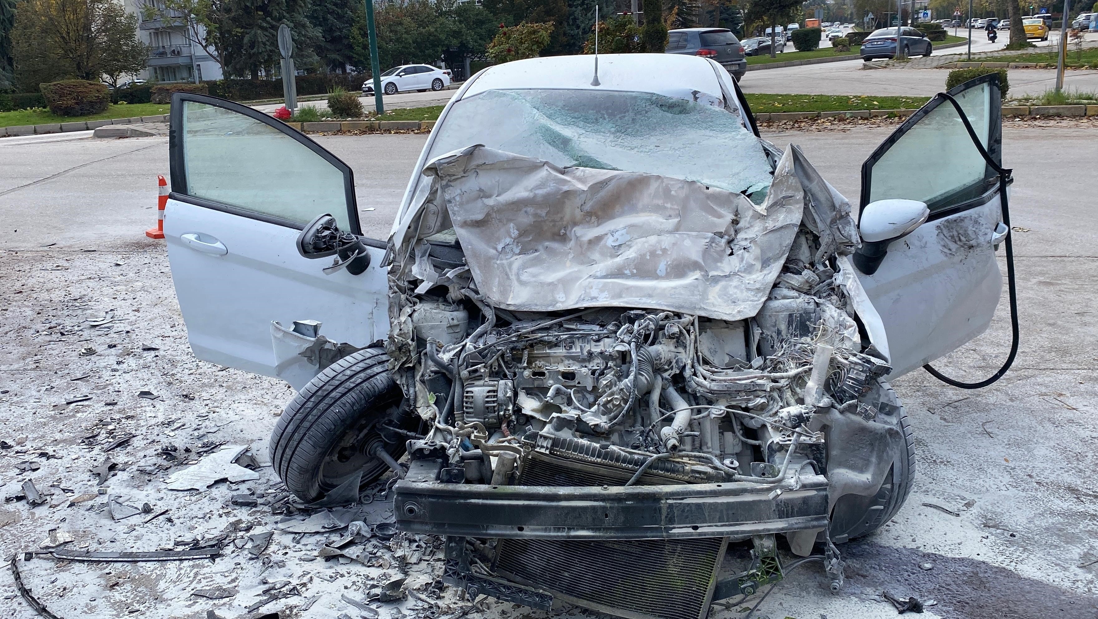 Ara Sokaktan Hızla Çıktı, Kamyona Çarptı Alev Alan Otomobilin Içinde Can Verdi (6)