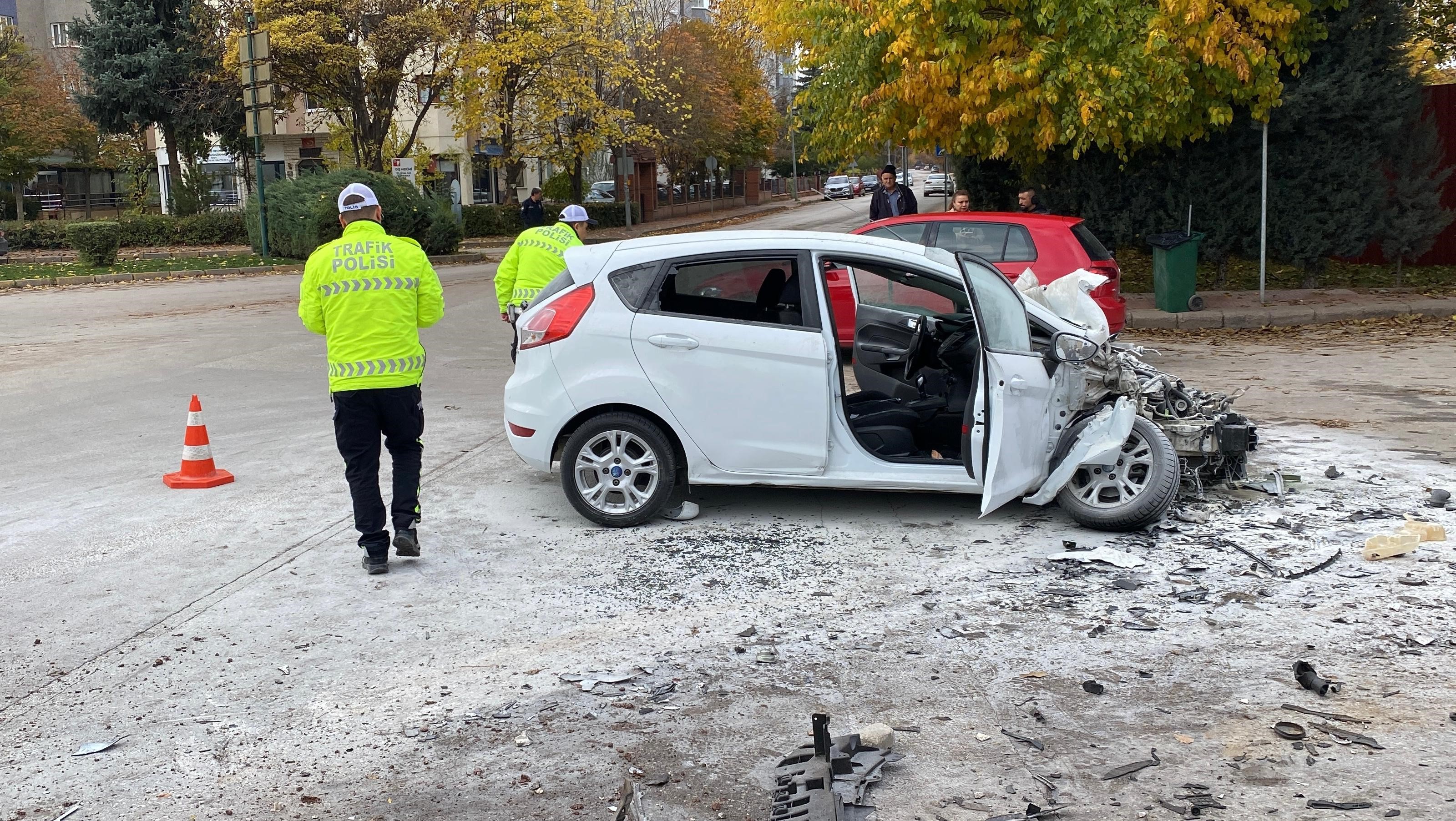 Ara Sokaktan Hızla Çıktı, Kamyona Çarptı Alev Alan Otomobilin Içinde Can Verdi (8)