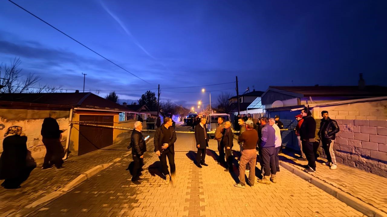 Avlu Ve Yatak Odasında Iki Cansız Beden Baba Ve Oğlu Silahla Öldürülmüş Halde Bulundu (3)