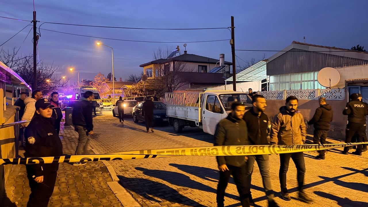 Avlu Ve Yatak Odasında Iki Cansız Beden Baba Ve Oğlu Silahla Öldürülmüş Halde Bulundu (4)