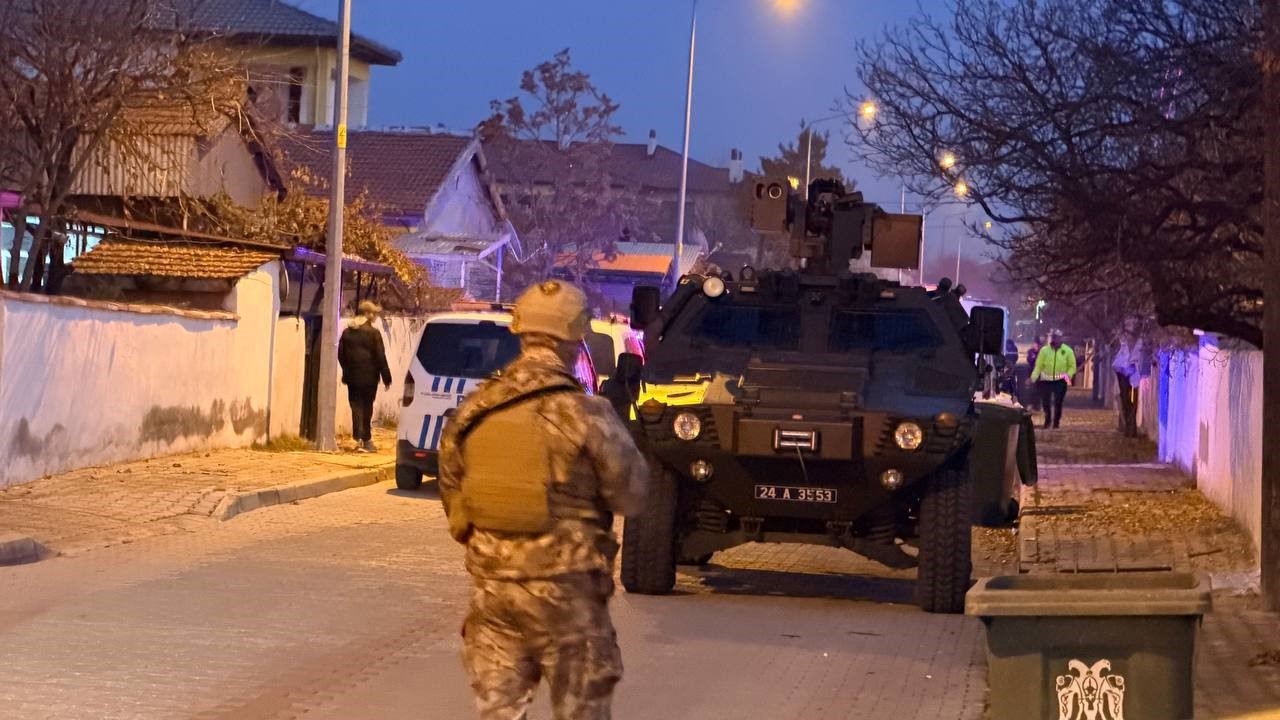 Avlu Ve Yatak Odasında Iki Cansız Beden Baba Ve Oğlu Silahla Öldürülmüş Halde Bulundu (6)