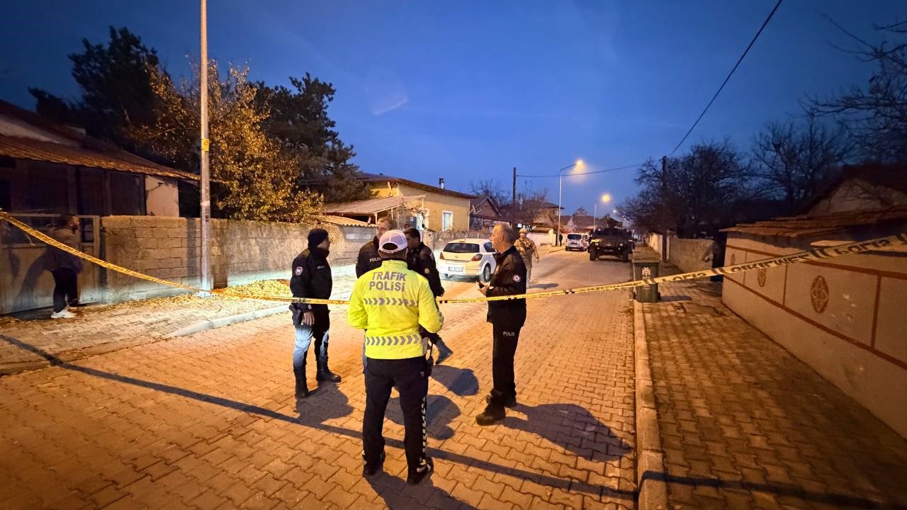 Avlu Ve Yatak Odasında Iki Cansız Beden Baba Ve Oğlu Silahla Öldürülmüş Halde Bulundu (7)