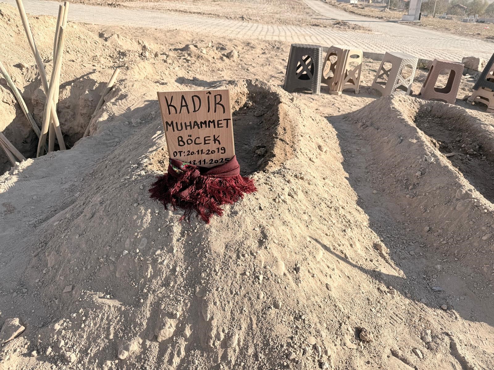 Besiktas Zehirlenme Olayi Anne Ve Cocuklarinin Yan Yana Mezari Yurek Parcaladi Baba Ha (4)