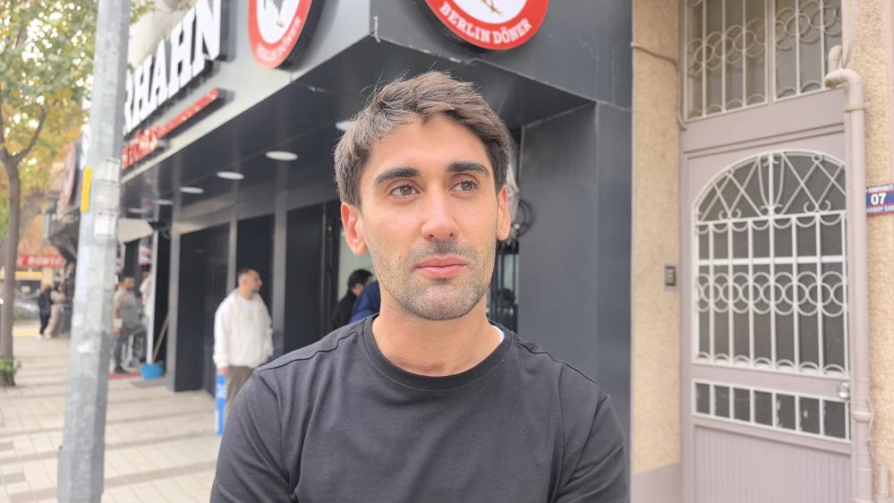 Besiktasin Eski Futbolcusu Orkan Cinar Kramponlari Birakti Doner Bicagini Eline Aldi (4)