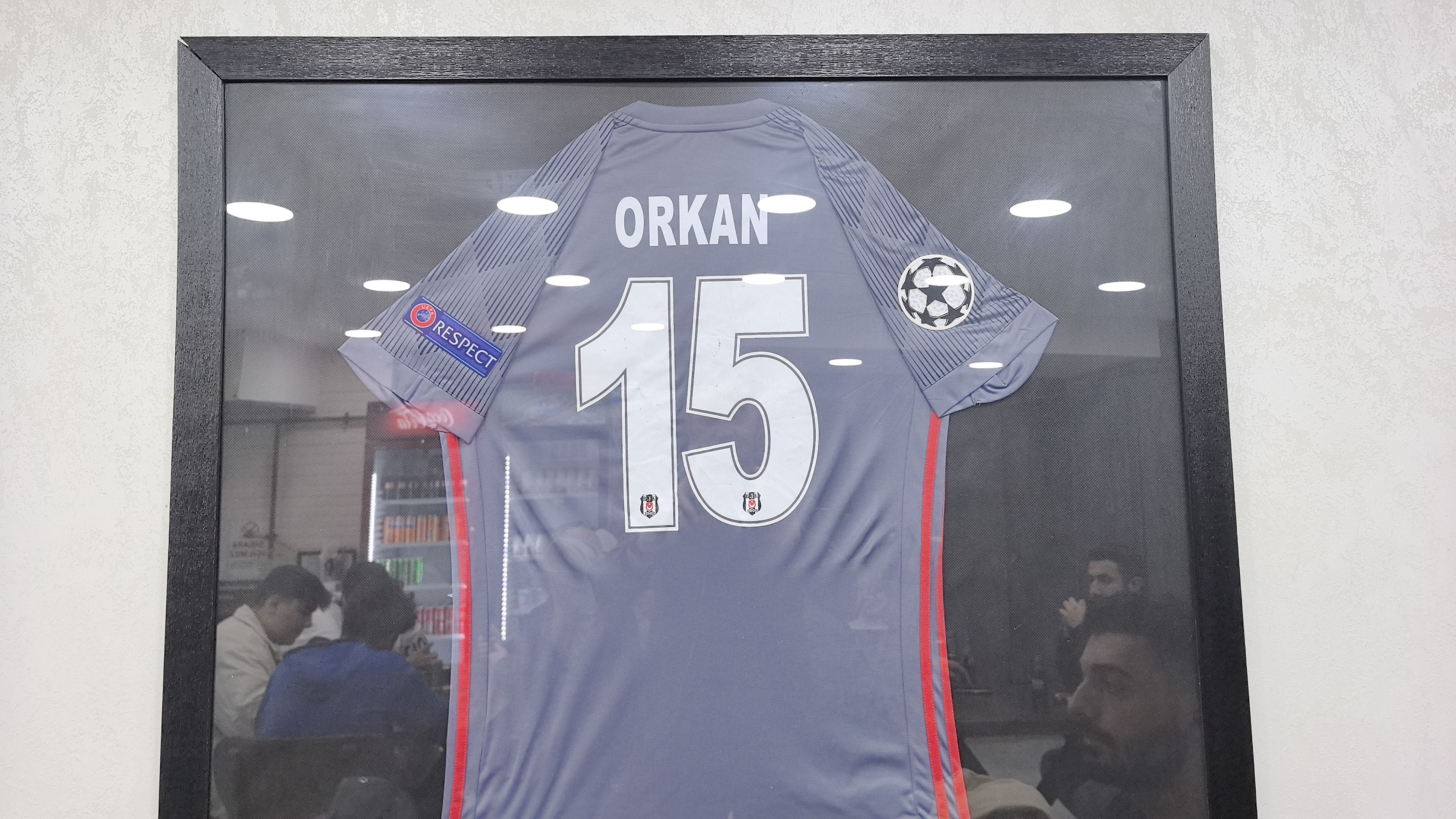 Besiktasin Eski Futbolcusu Orkan Cinar Kramponlari Birakti Doner Bicagini Eline Aldi (5)