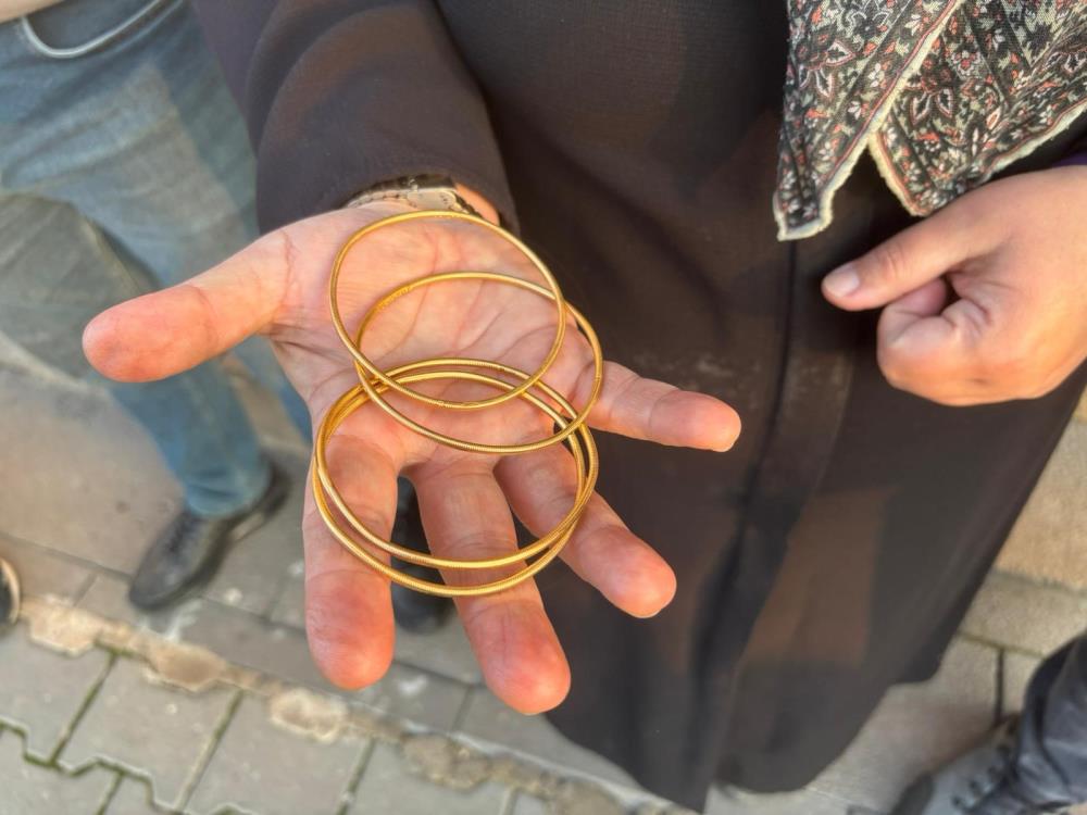 Bileziklerin Supurulme Ani Kamerada 40 Ton Cop Arasinda Altin Aradilar (2)