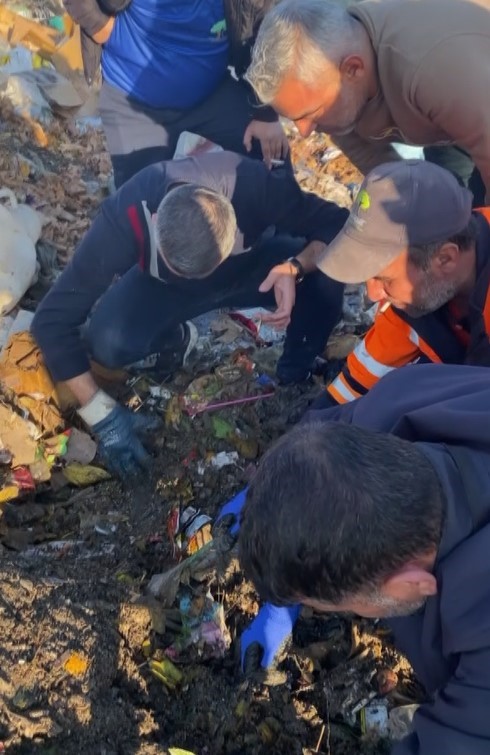 Bileziklerin Supurulme Ani Kamerada 40 Ton Cop Arasinda Altin Aradilar (6)