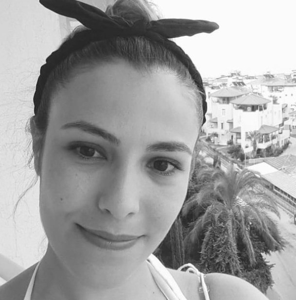 Bir Anda Dengesini Kaybetti… Genç Öğretmenin Ölümü Eğitim Camiasını Yasa Boğdu (2)