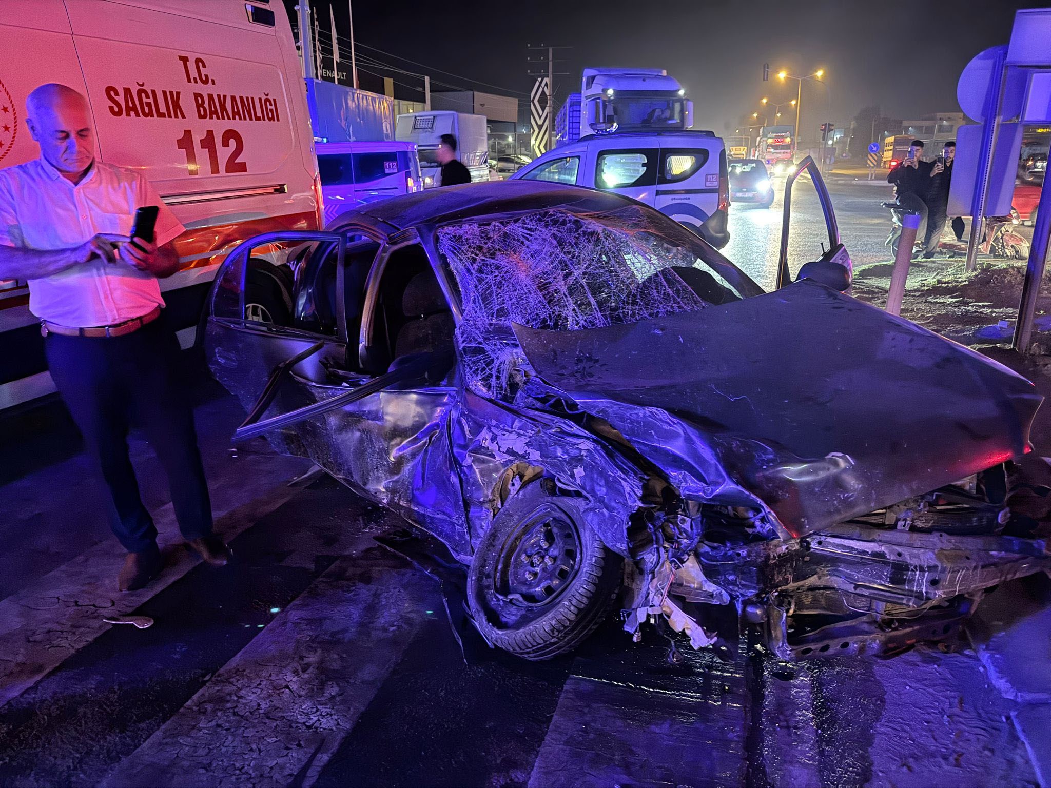 Bir Anda Ortalik Savas Alanina Dondu Yolcu Dolu Minibus Kanala Devrildi 10 Yarali (1)-1