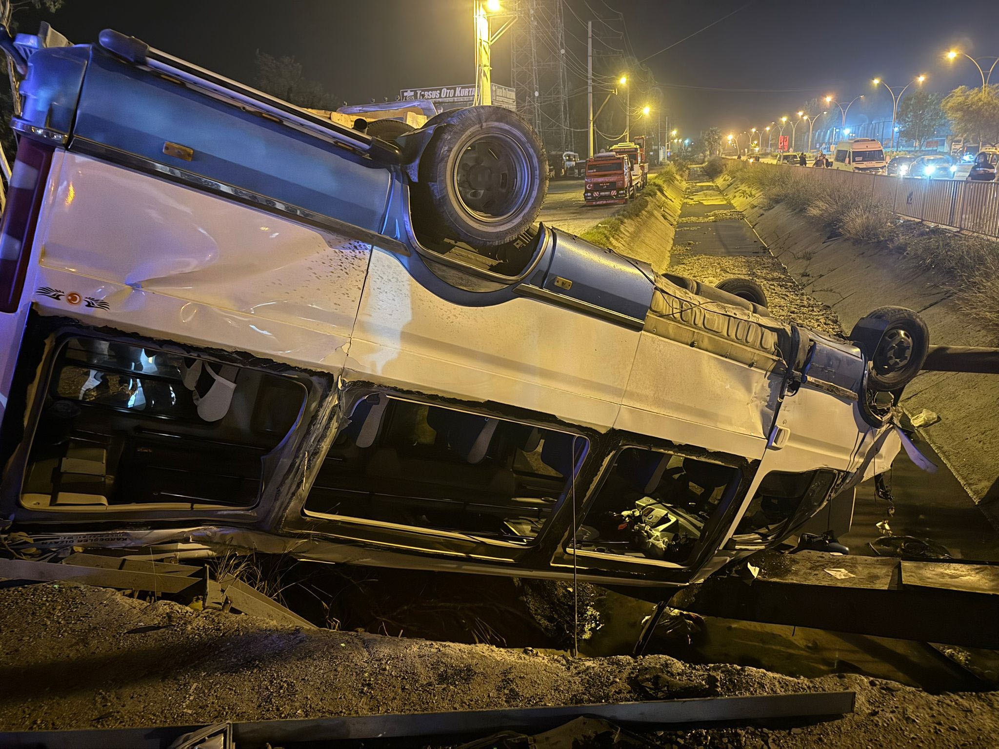 Bir Anda Ortalik Savas Alanina Dondu Yolcu Dolu Minibus Kanala Devrildi 10 Yarali (2)