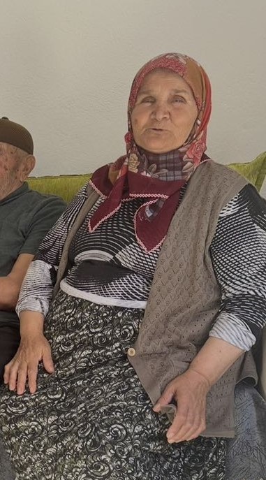 Bir Anda Yola Çıktı, Feci Şekilde Can Verdi! Yaşlı Kadını Otomobil Ezdi (2)