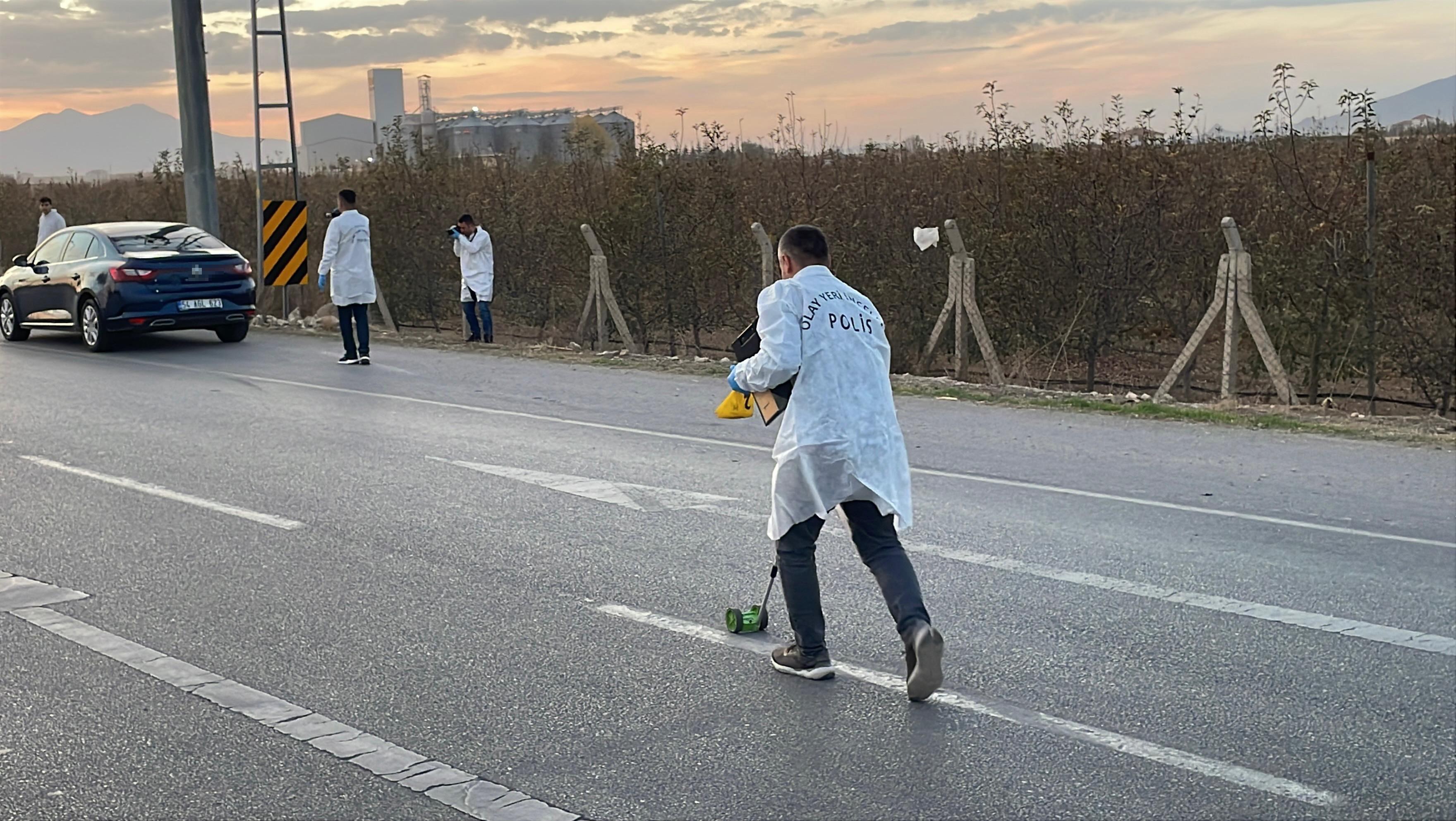 Bir Anda Yola Çıktı, Feci Şekilde Can Verdi! Yaşlı Kadını Otomobil Ezdi (3)