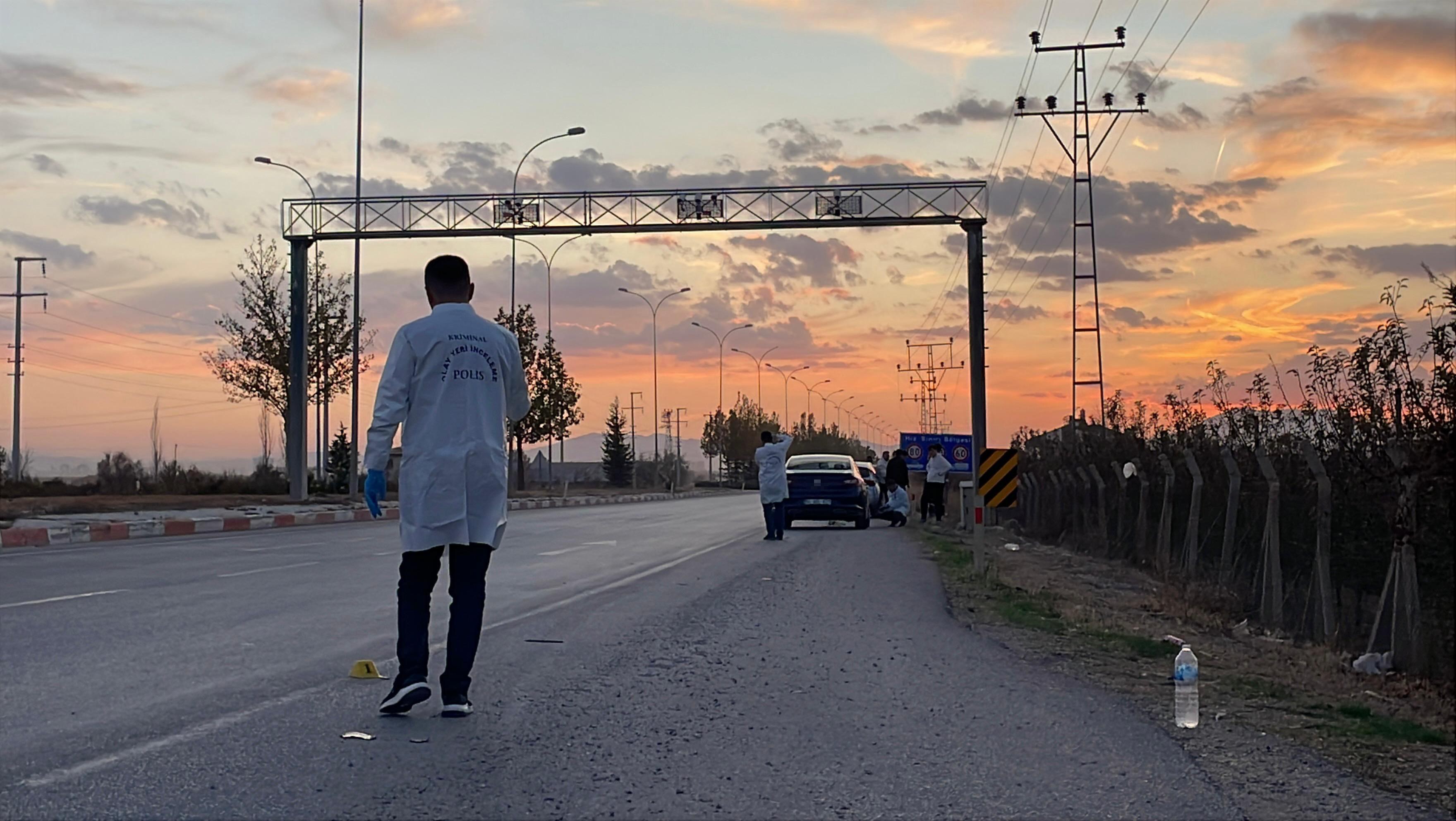 Bir Anda Yola Çıktı, Feci Şekilde Can Verdi! Yaşlı Kadını Otomobil Ezdi (4)