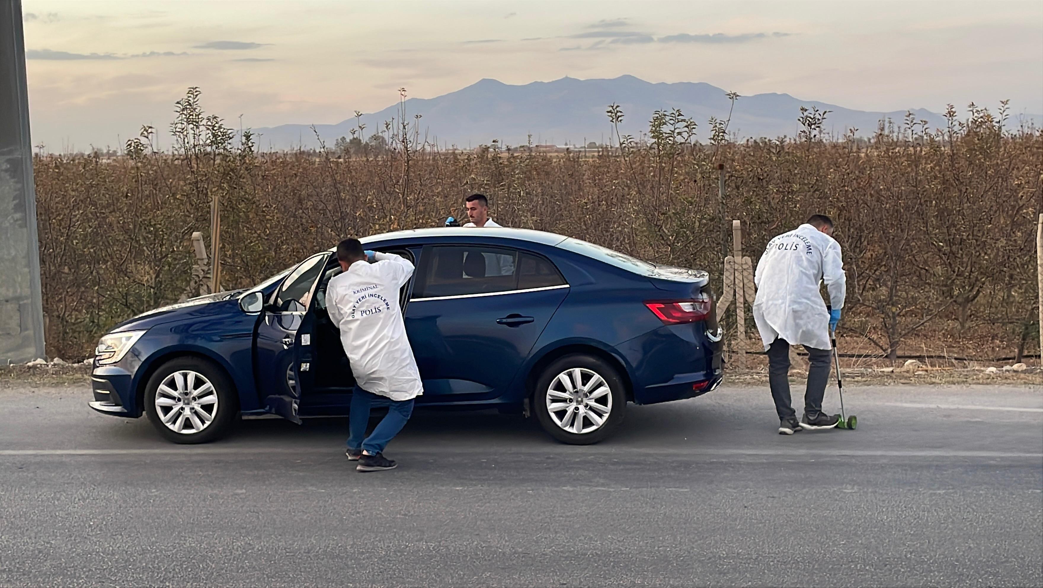 Bir Anda Yola Çıktı, Feci Şekilde Can Verdi! Yaşlı Kadını Otomobil Ezdi (5)