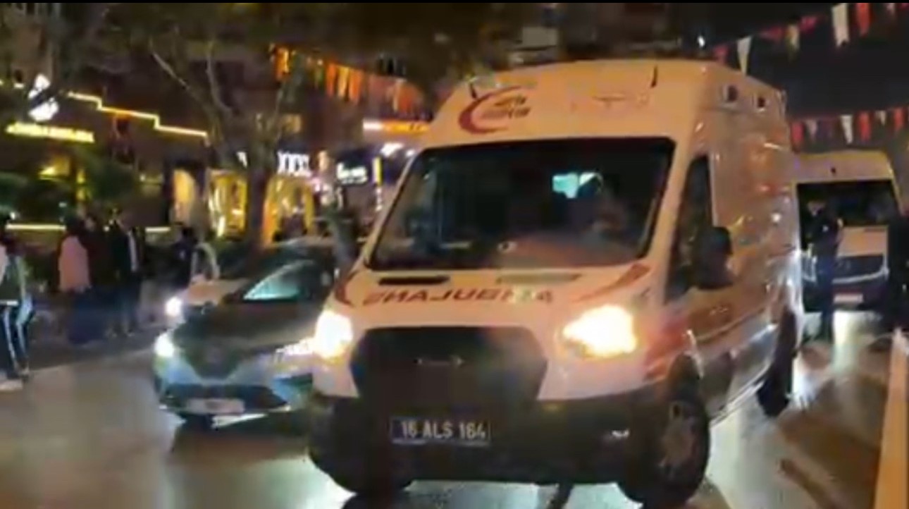 Bir Anlık Dikkatsizlik Facia Getirdi Yolun Karşısına Geçerken Servis Aracı Altında Kaldı (2)