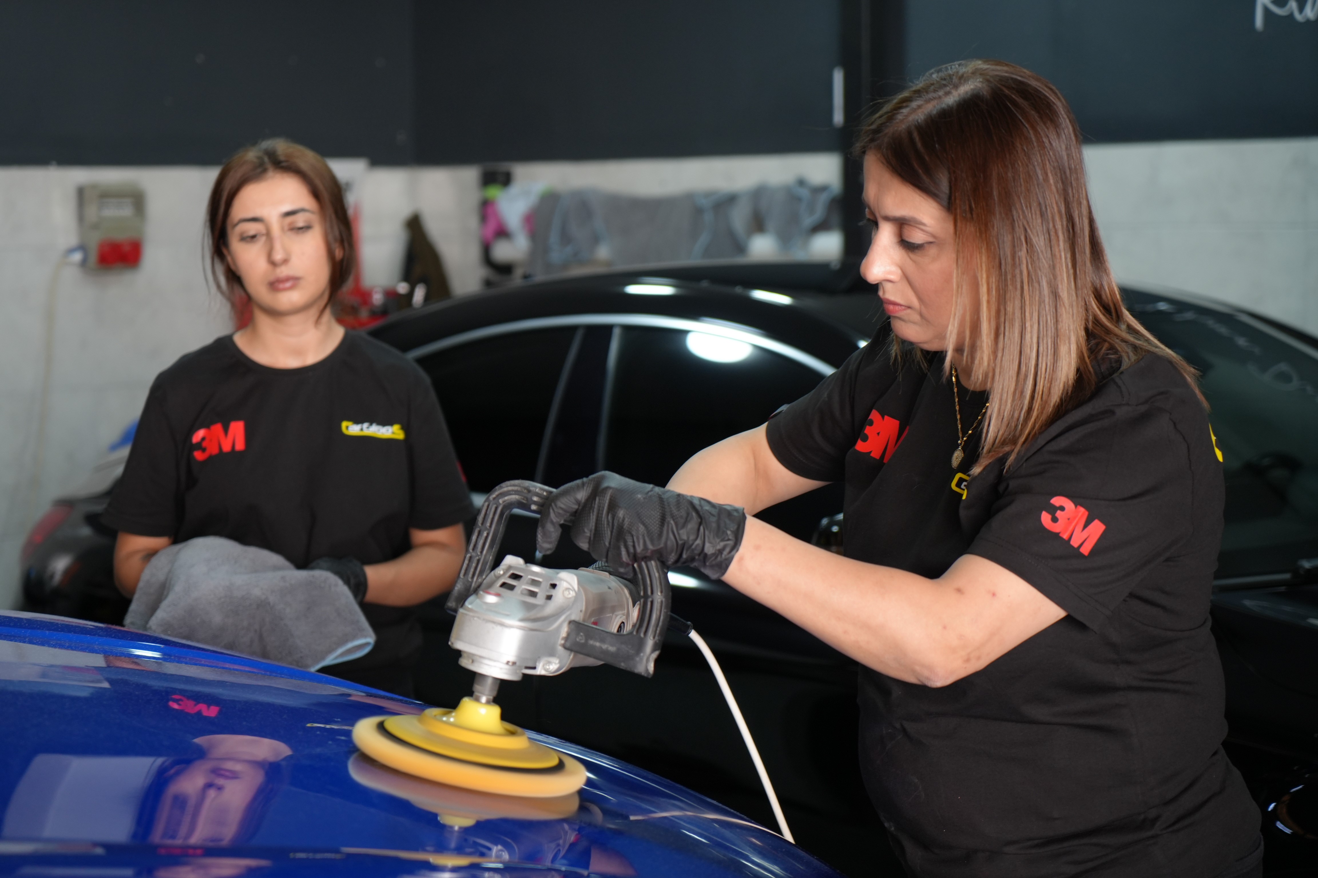 Bir Kadin Isterse Her Seyin Ustesinden Gelir 3 Cocuk Annesi Kadin Oto Boya Ustaligiyla (4)