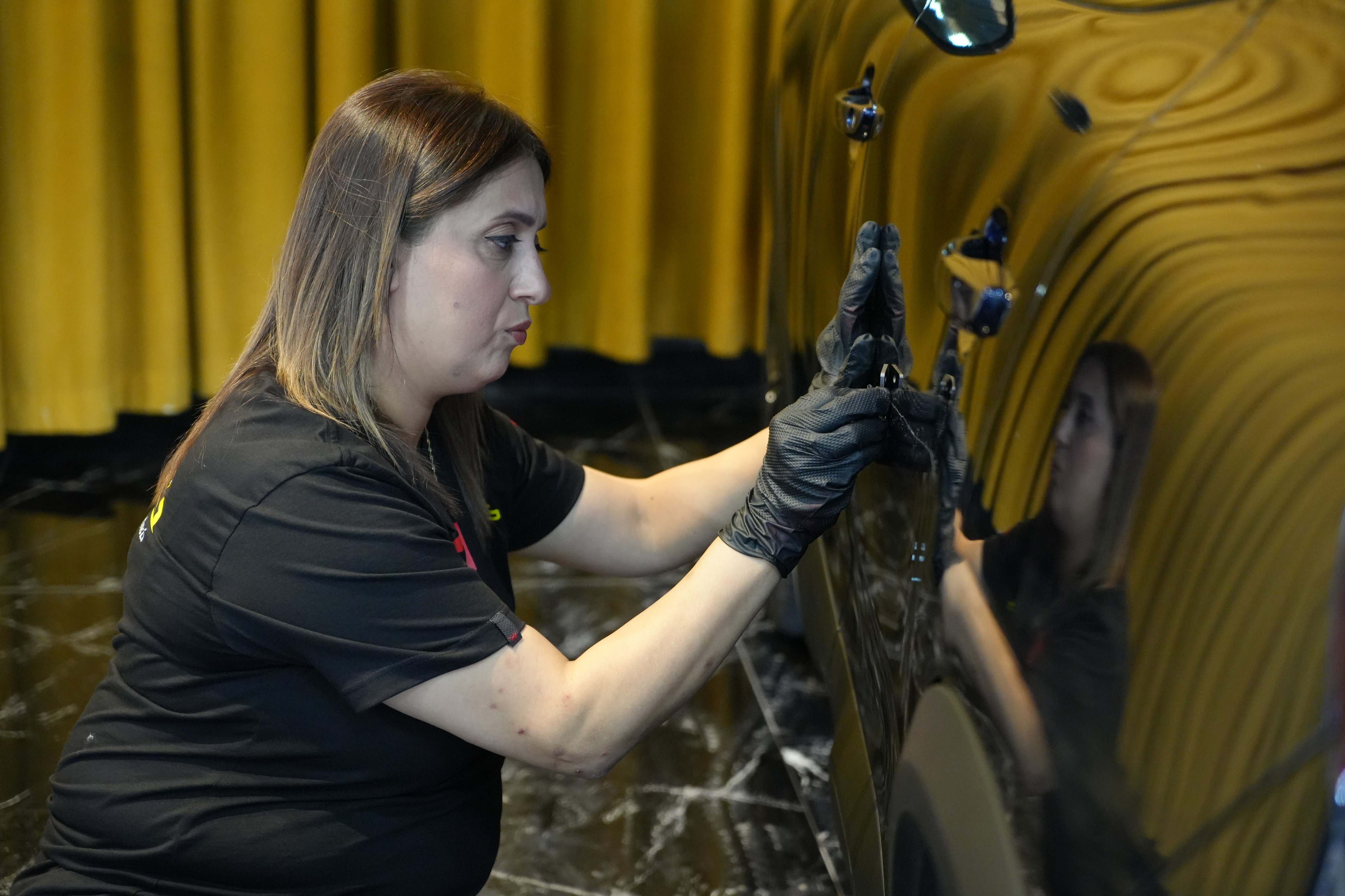 Bir Kadin Isterse Her Seyin Ustesinden Gelir 3 Cocuk Annesi Kadin Oto Boya Ustaligiyla (5)