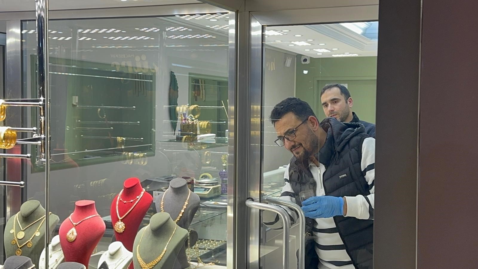 Bu Cesaret Pes Dedirtti Gupegunduz Soygun Calisani Baglayip 5 Kilo Altinla Kacti (2)