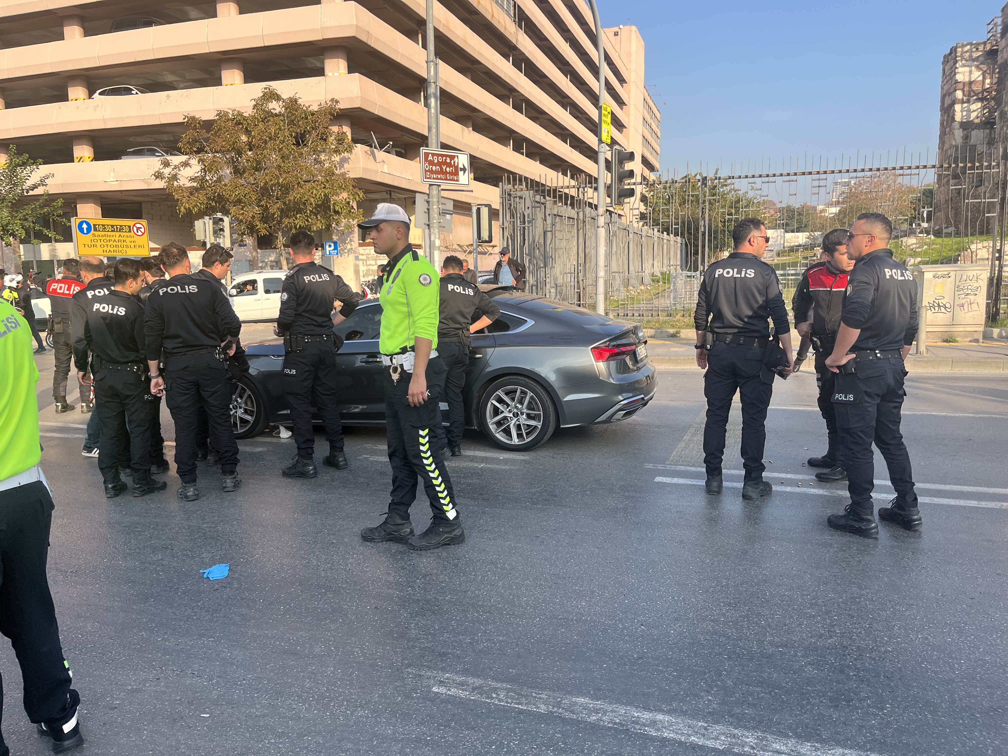 Cadde Ortasında Silahlı Saldırı! Araca Kurşun Yağdırdı, 1 Kişi Ağır Yaralı (2)