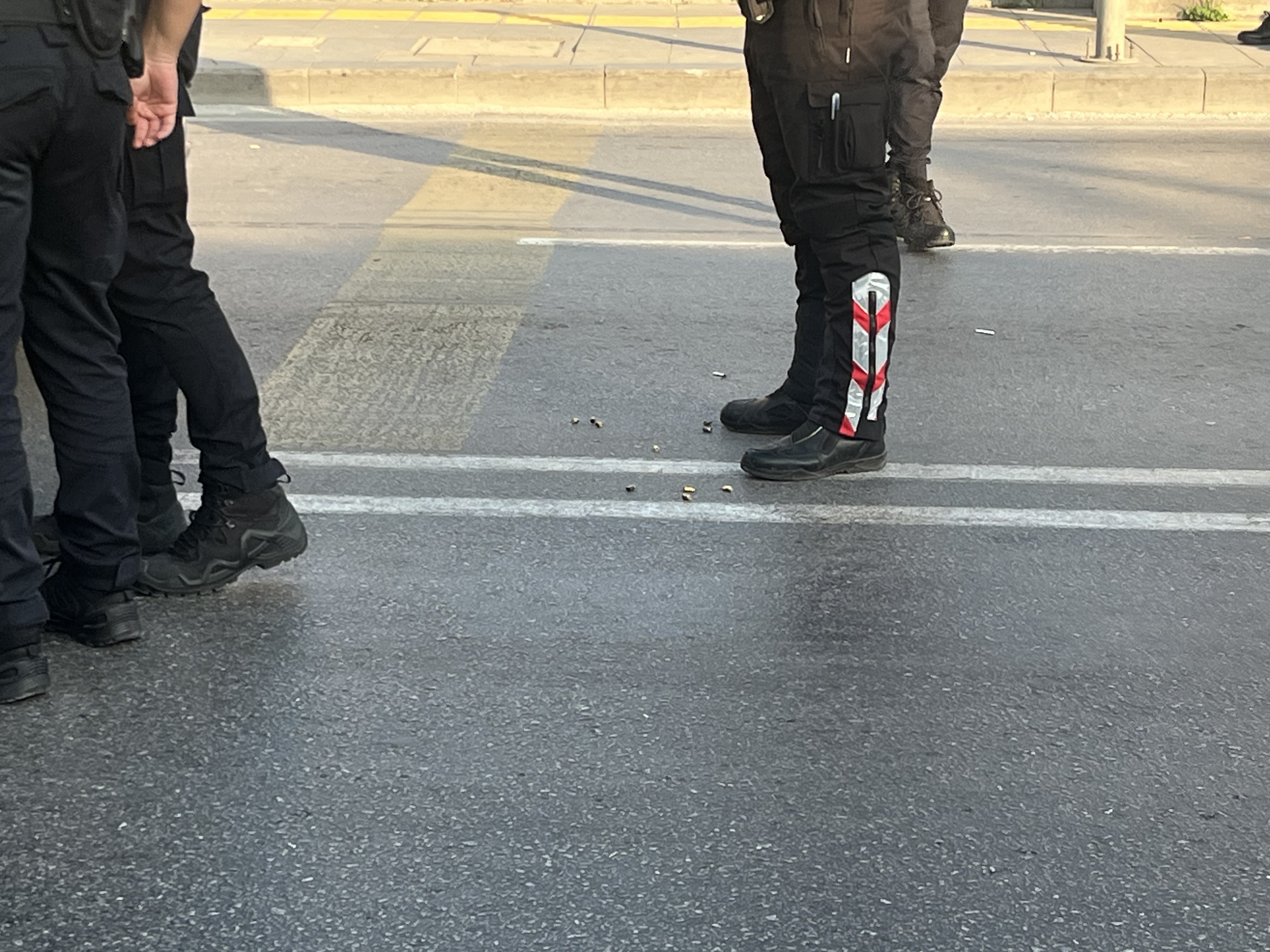 Cadde Ortasında Silahlı Saldırı! Araca Kurşun Yağdırdı, 1 Kişi Ağır Yaralı (3)