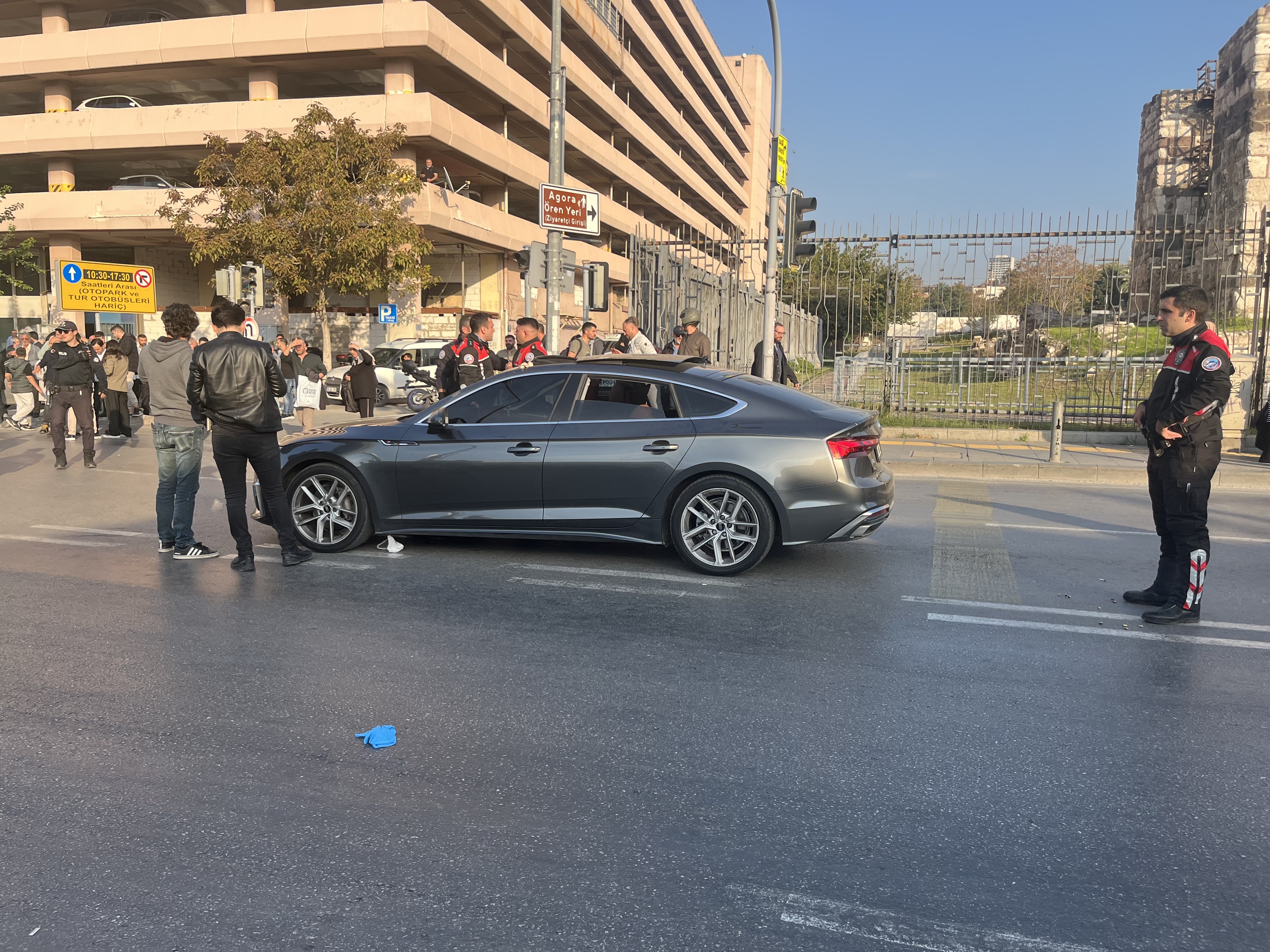 Cadde Ortasında Silahlı Saldırı! Araca Kurşun Yağdırdı, 1 Kişi Ağır Yaralı (4)