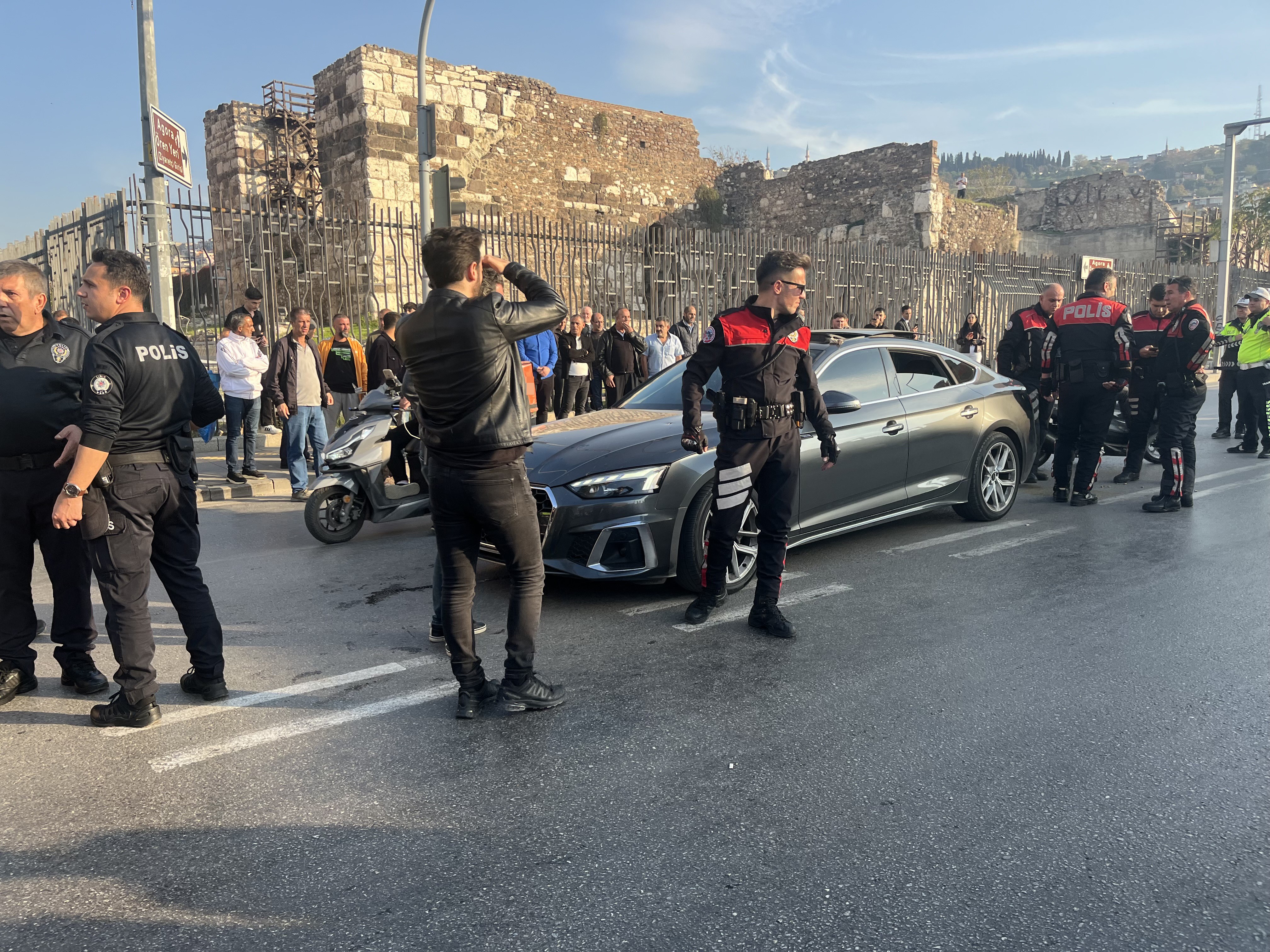 Cadde Ortasında Silahlı Saldırı! Araca Kurşun Yağdırdı, 1 Kişi Ağır Yaralı (5)