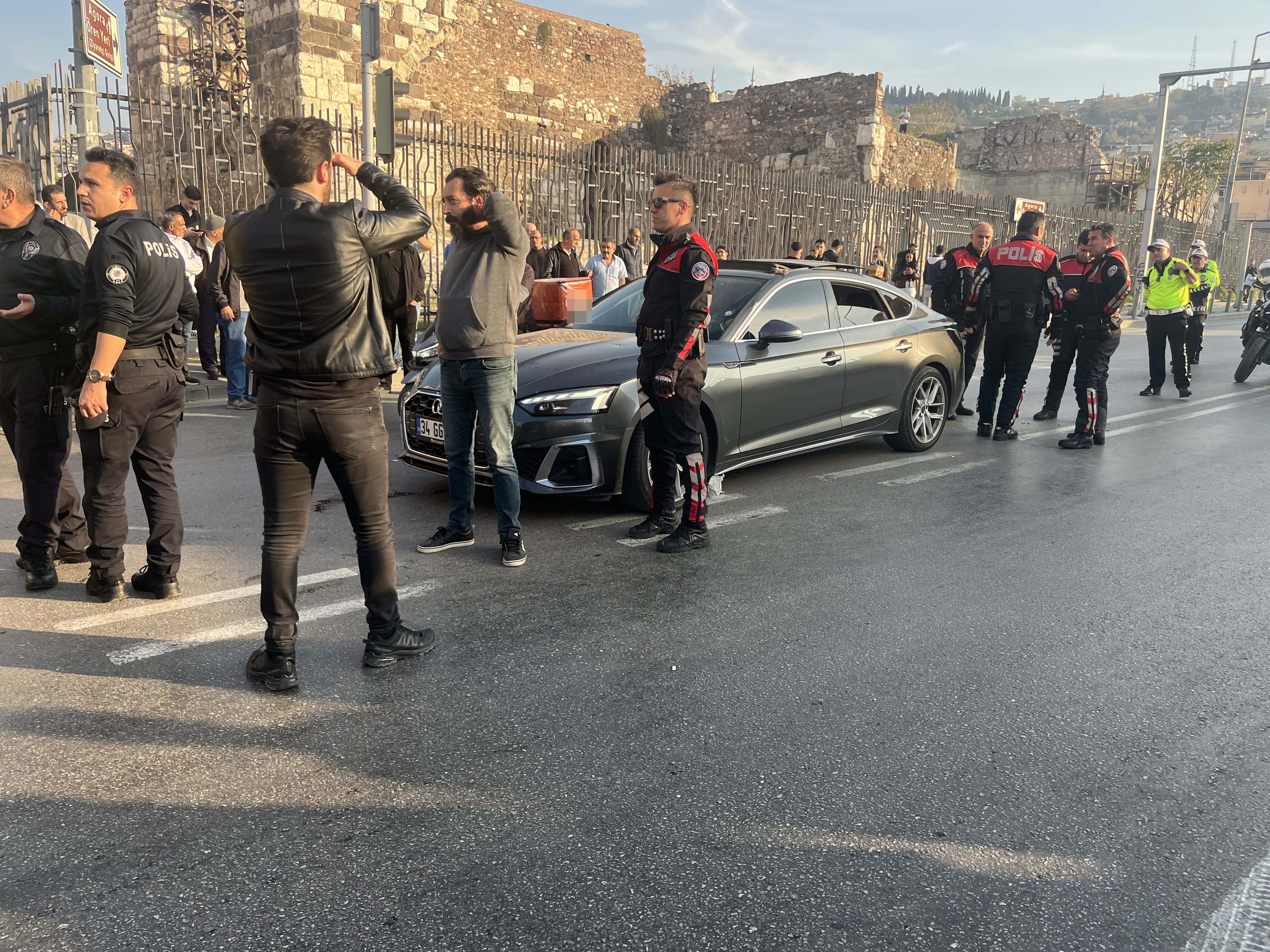 Cadde Ortasında Silahlı Saldırı! Araca Kurşun Yağdırdı, 1 Kişi Ağır Yaralı (6)