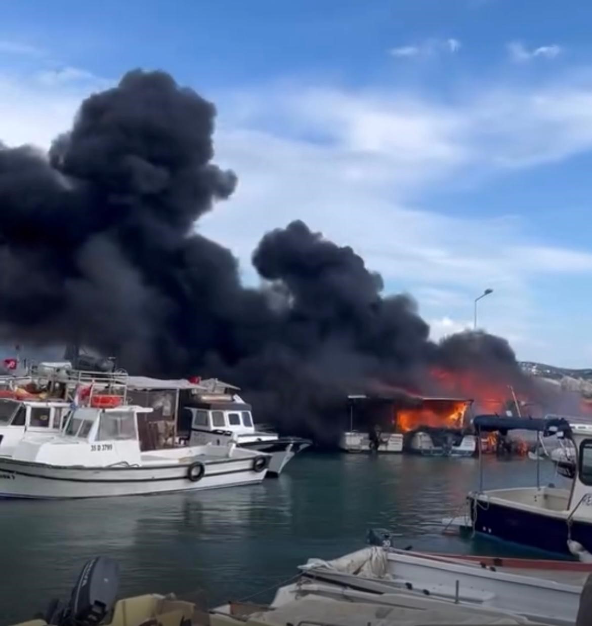 Çeşme’de Tekne Yangını 7 Özel Tekne Alevlere Teslim Oldu (2)