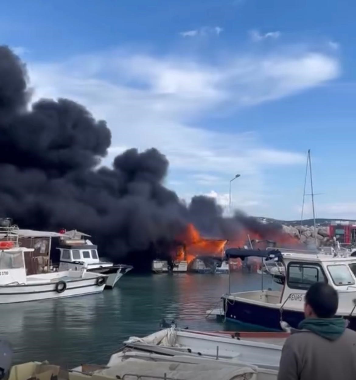 Çeşme’de Tekne Yangını 7 Özel Tekne Alevlere Teslim Oldu (3)