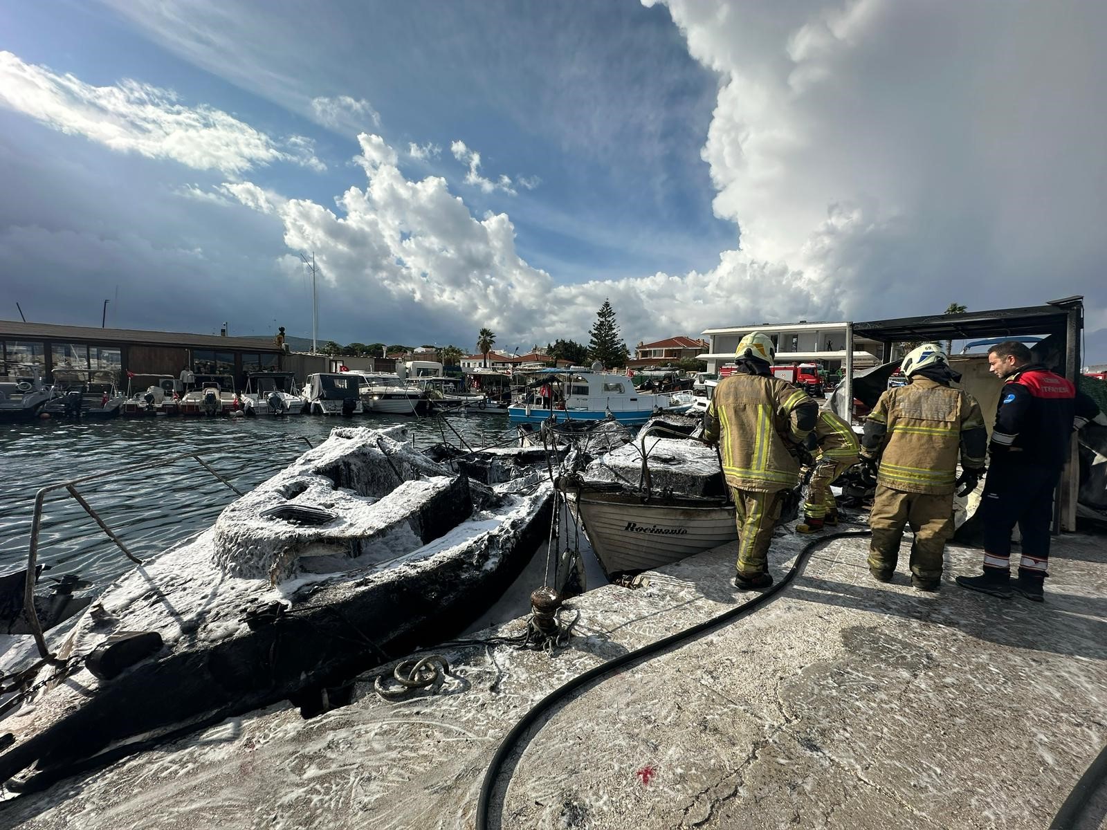 Çeşme’de Tekne Yangını 7 Özel Tekne Alevlere Teslim Oldu (4)