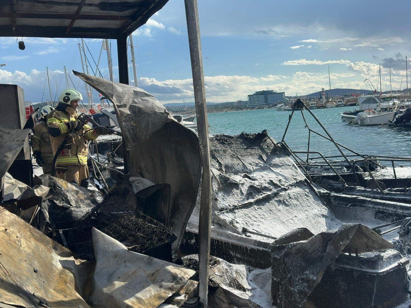 Çeşme’de Tekne Yangını 7 Özel Tekne Alevlere Teslim Oldu (7)