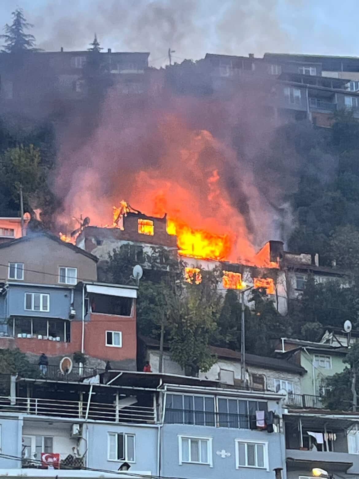 Dar Sokaklarda Büyüyen Yangın Can Aldı 78 Yaşındaki Ev Sahibi Hayatını Kaybetti (2)