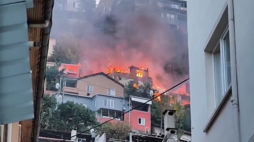 Dar Sokaklarda Büyüyen Yangın Can Aldı 78 Yaşındaki Ev Sahibi Hayatını Kaybetti (3)