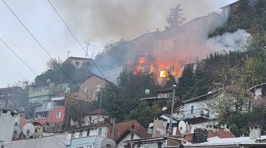 Dar Sokaklarda Büyüyen Yangın Can Aldı 78 Yaşındaki Ev Sahibi Hayatını Kaybetti (4)