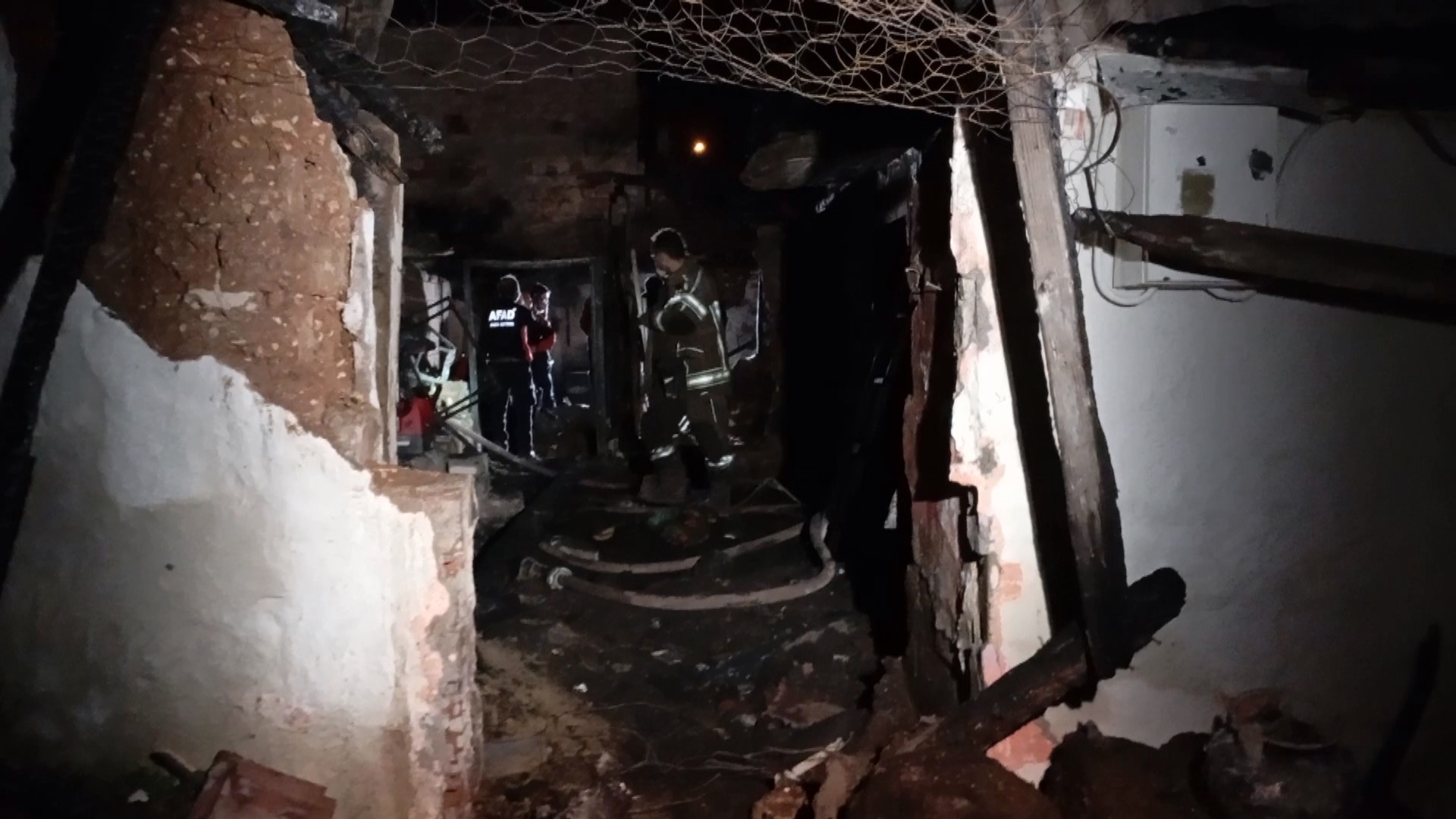 Dar Sokaklarda Büyüyen Yangın Can Aldı 78 Yaşındaki Ev Sahibi Hayatını Kaybetti (7)