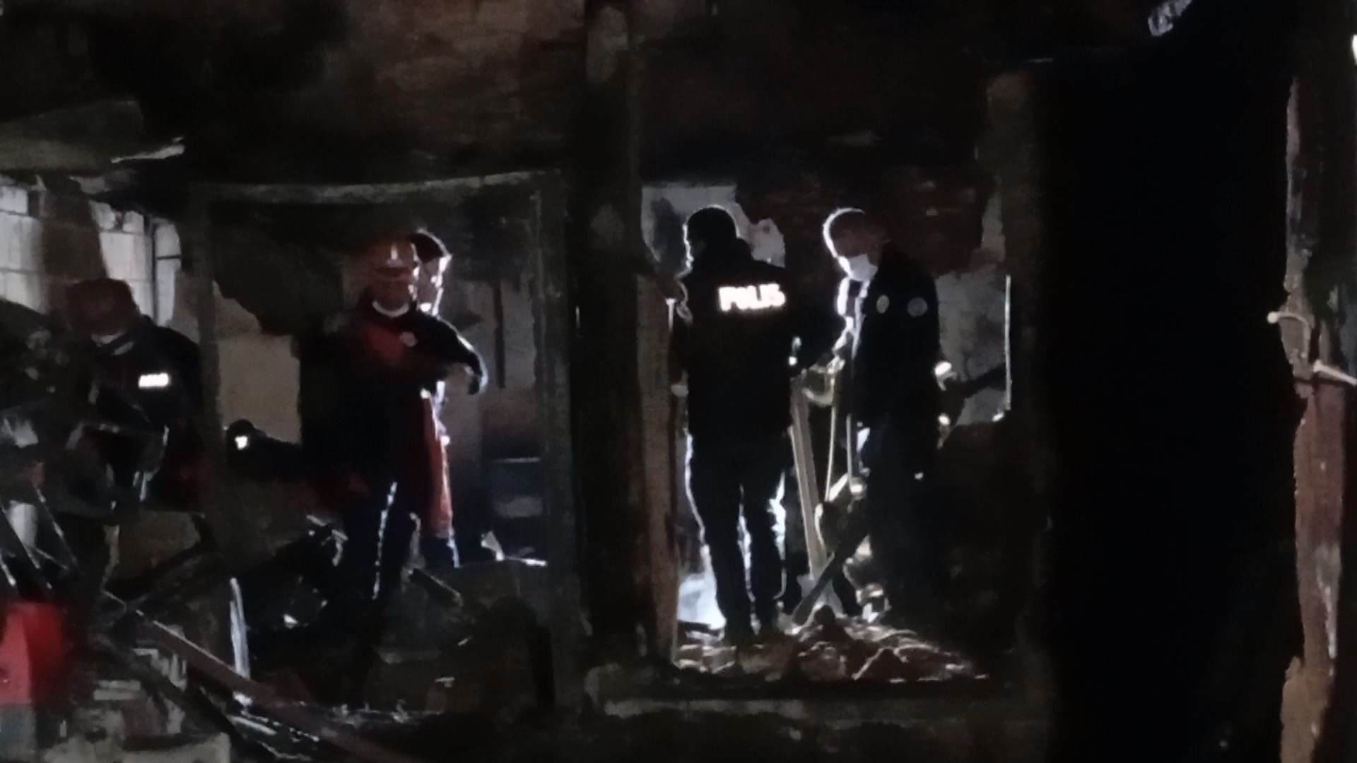 Dar Sokaklarda Büyüyen Yangın Can Aldı 78 Yaşındaki Ev Sahibi Hayatını Kaybetti (8)