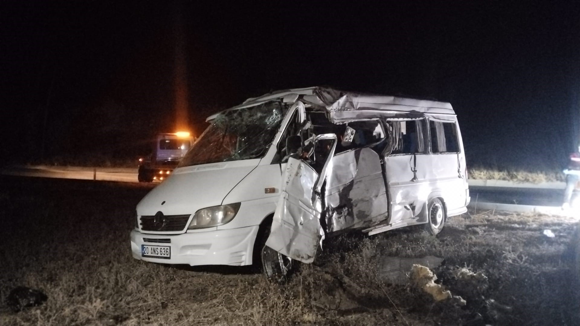Dehşet Anı! Minibüs Devrildi, Otobüs Yoldan Çıktı 1 Ölü, 13 Yaralı (10)