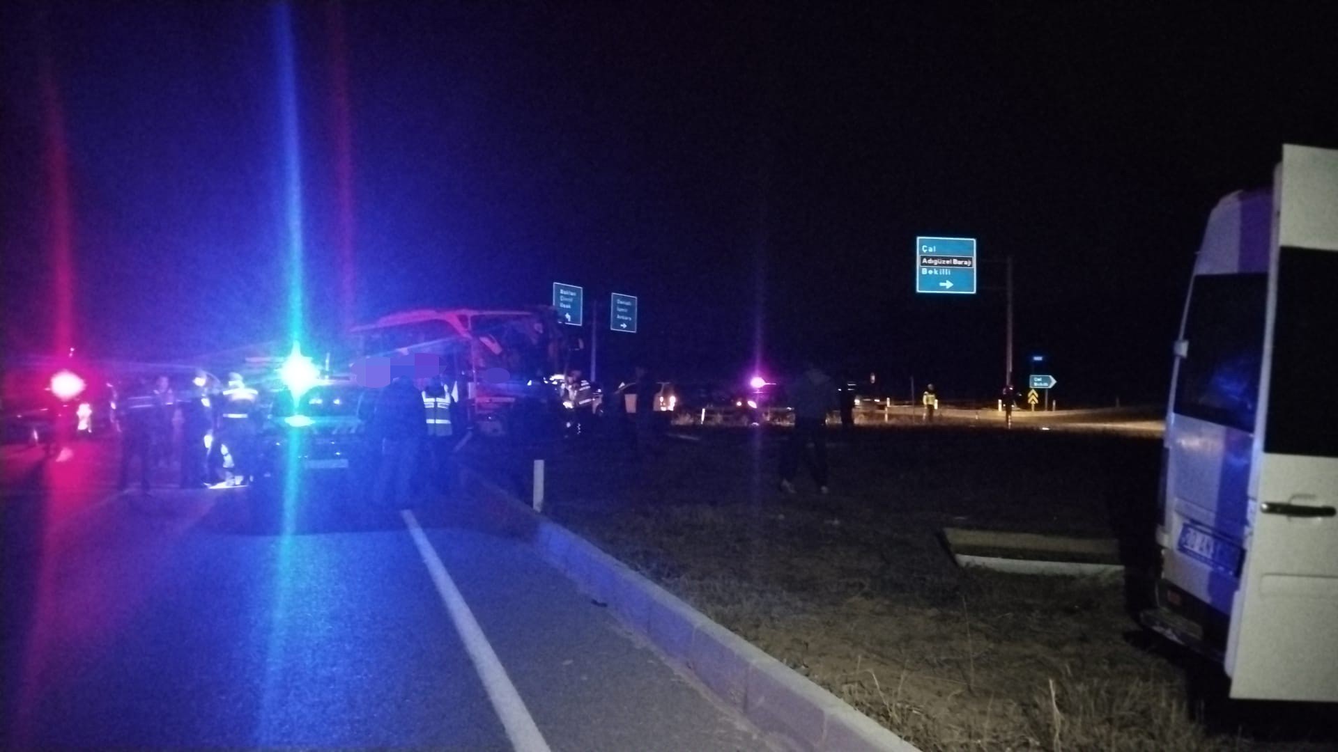 Dehşet Anı! Minibüs Devrildi, Otobüs Yoldan Çıktı 1 Ölü, 13 Yaralı (11)