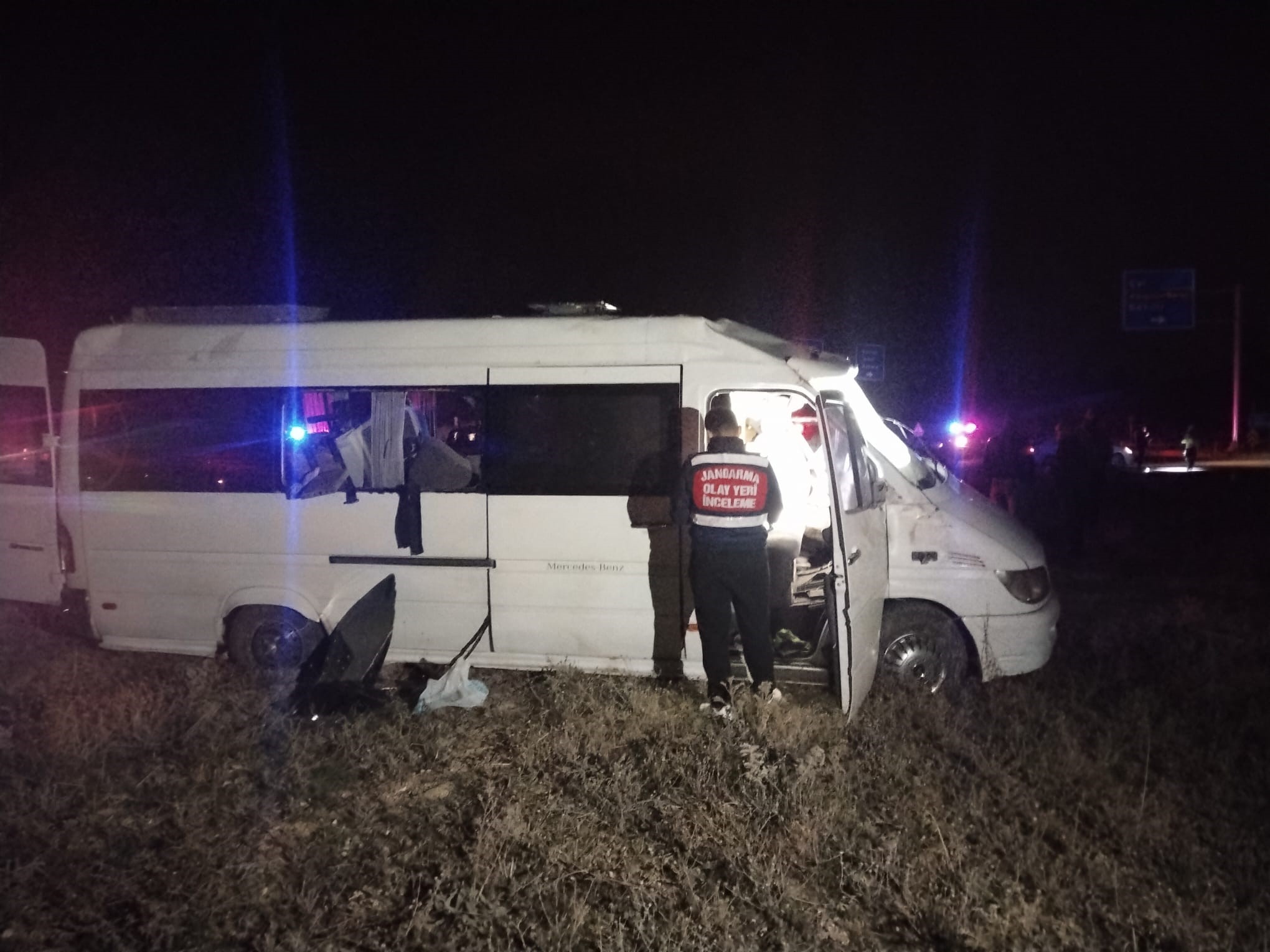 Dehşet Anı! Minibüs Devrildi, Otobüs Yoldan Çıktı 1 Ölü, 13 Yaralı (12)