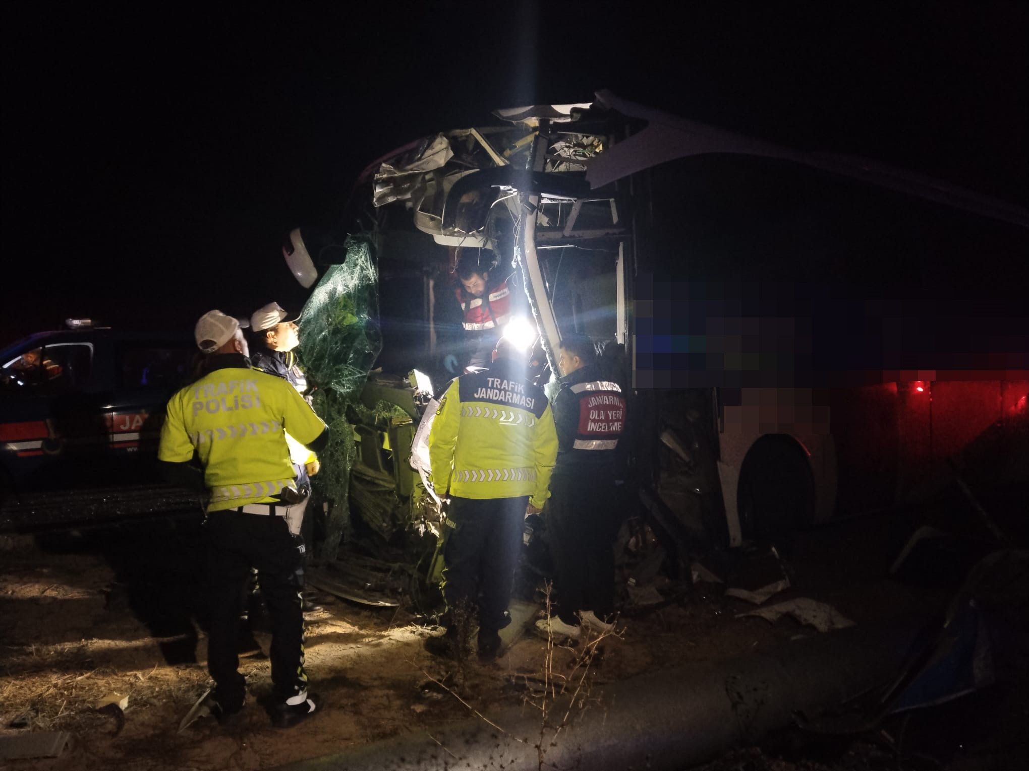 Dehşet Anı! Minibüs Devrildi, Otobüs Yoldan Çıktı 1 Ölü, 13 Yaralı (13)