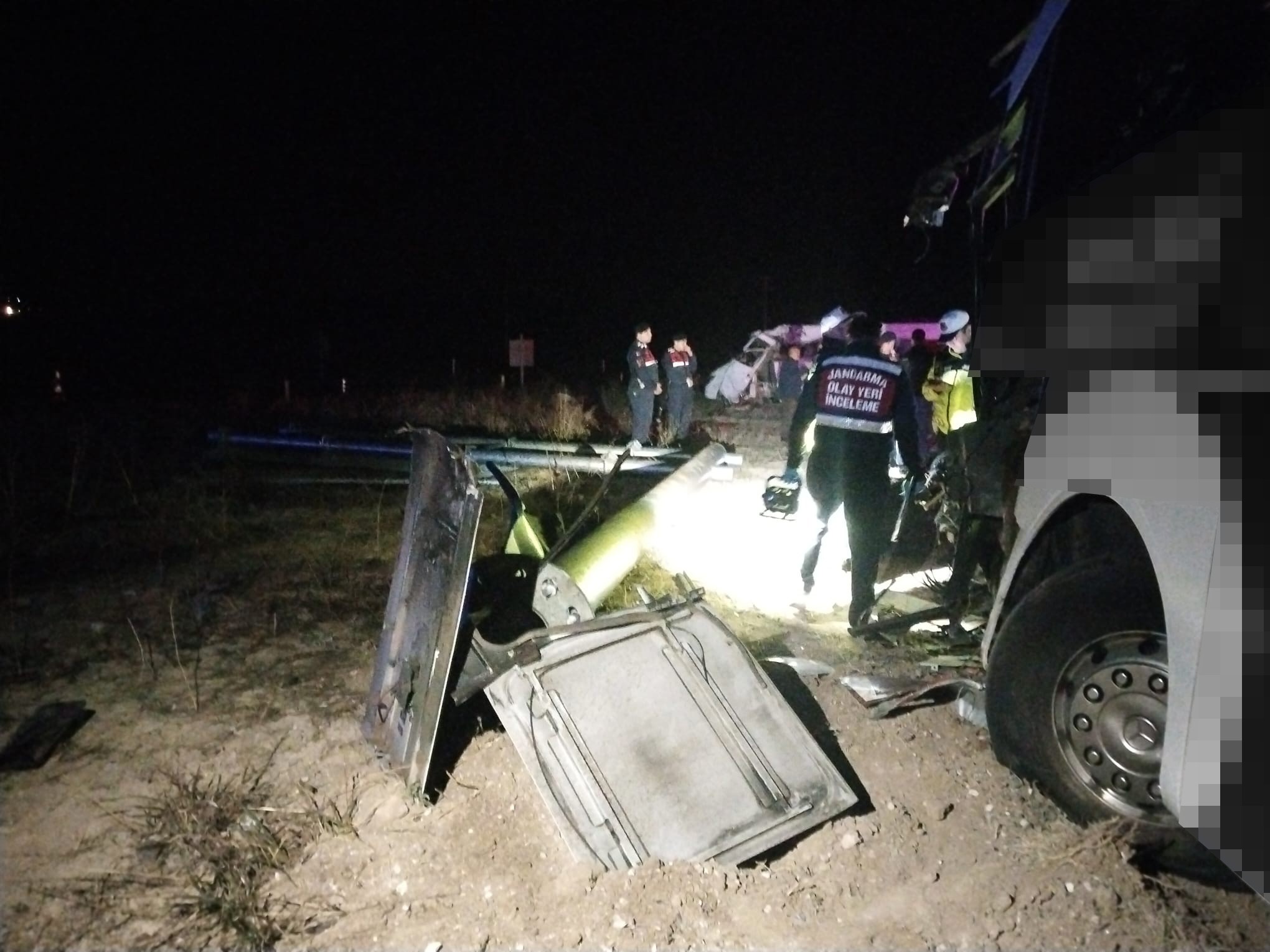 Dehşet Anı! Minibüs Devrildi, Otobüs Yoldan Çıktı 1 Ölü, 13 Yaralı (14)