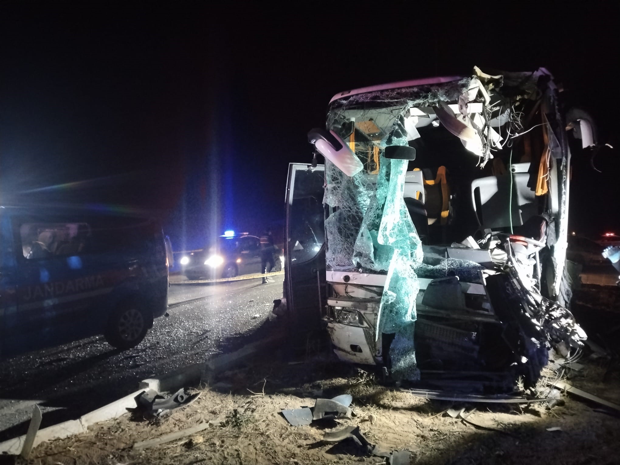 Dehşet Anı! Minibüs Devrildi, Otobüs Yoldan Çıktı 1 Ölü, 13 Yaralı (15)