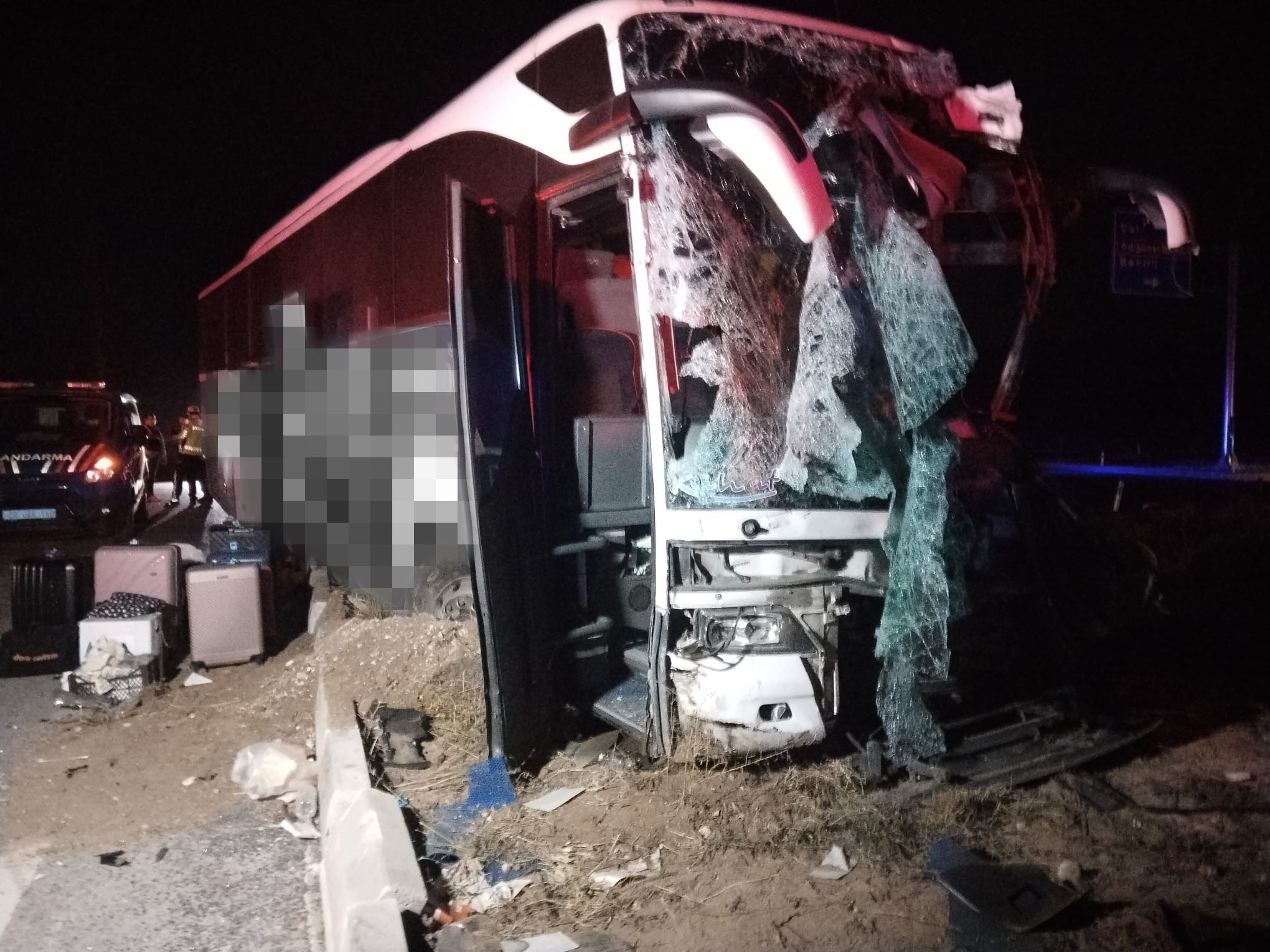 Dehşet Anı! Minibüs Devrildi, Otobüs Yoldan Çıktı 1 Ölü, 13 Yaralı (16)