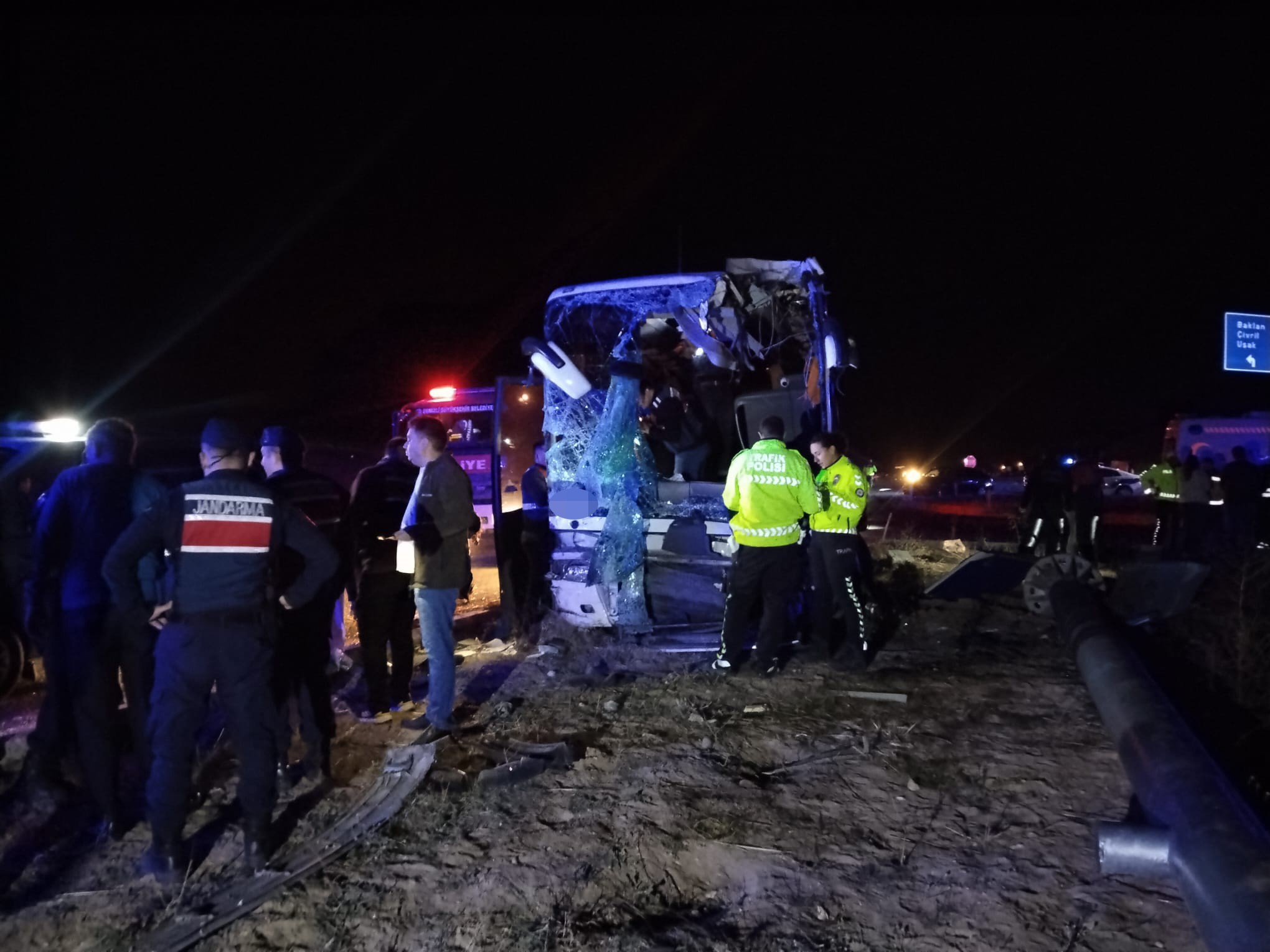 Dehşet Anı! Minibüs Devrildi, Otobüs Yoldan Çıktı 1 Ölü, 13 Yaralı (18)