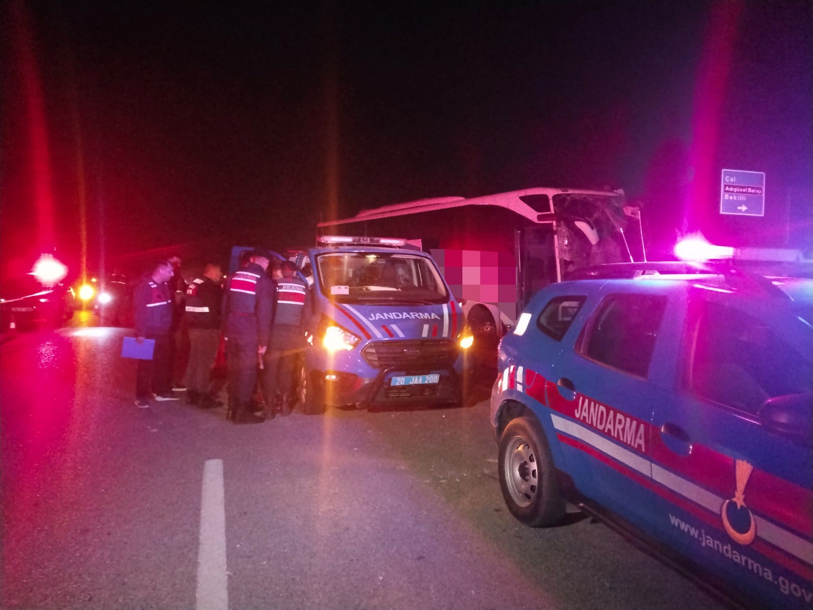 Dehşet Anı! Minibüs Devrildi, Otobüs Yoldan Çıktı 1 Ölü, 13 Yaralı (2)